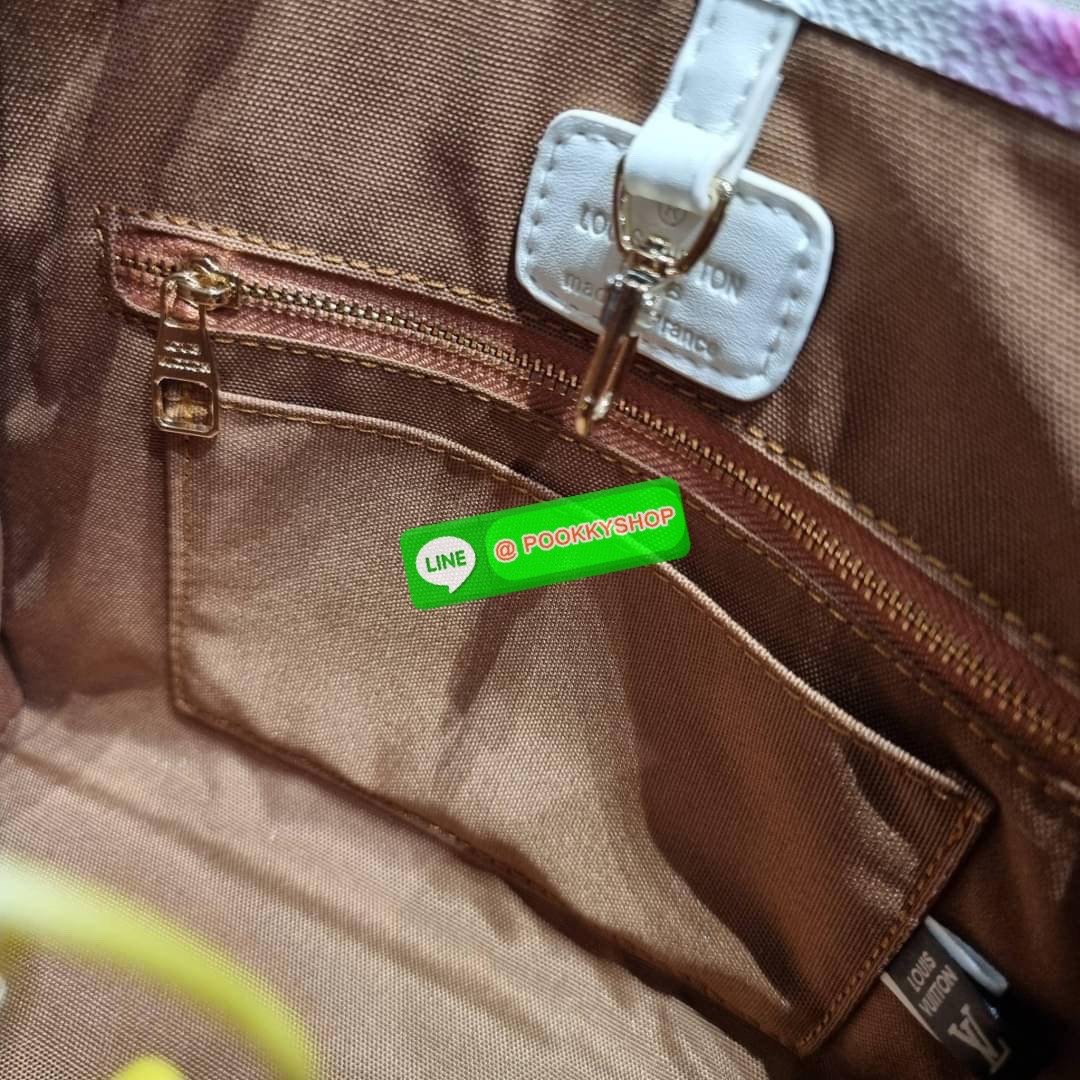 New in!! จากเคาน์เตอร์ dutyfree LV watercolor multi tote กระเป๋าทรงโท้ทคอลใหม่ ดีไซน์สดใส สบายตา ด้วยลวดลายเพ้นท์สีน้ำ ไม่ซ้ำใคร วัสดุหนังแคนวาส ทนทาน ที่มาพร้อมหูจับในตัว และสายสะพายข้าง ให้ปรับใช้ได้ทุกสไตล์ความชอบ ภายในโล่งกว้าง มีอะไหล่เกี่ยวที่ปากกระ