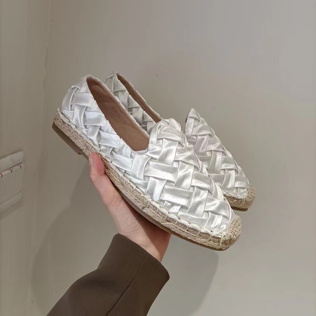 พร้อมส่งคะ งานใหม่ จึ้งสุด ต้องแบบนี้เลยจ้า ทรงสวย ผ้าสวย งานอย่างดี งานเกร๋เรียบหรูดูแพง ตัวนี้ห้ามพลาด ใส่สบายจะแมตช์กับกางเกง👖หรือกระโปรง👗ก็ได้ค่ะ แม่ค้าคอนเฟริม ห้ามพลาดเลยจ้าตัวนี้แนะนำ อย่าช้ารีบเลย