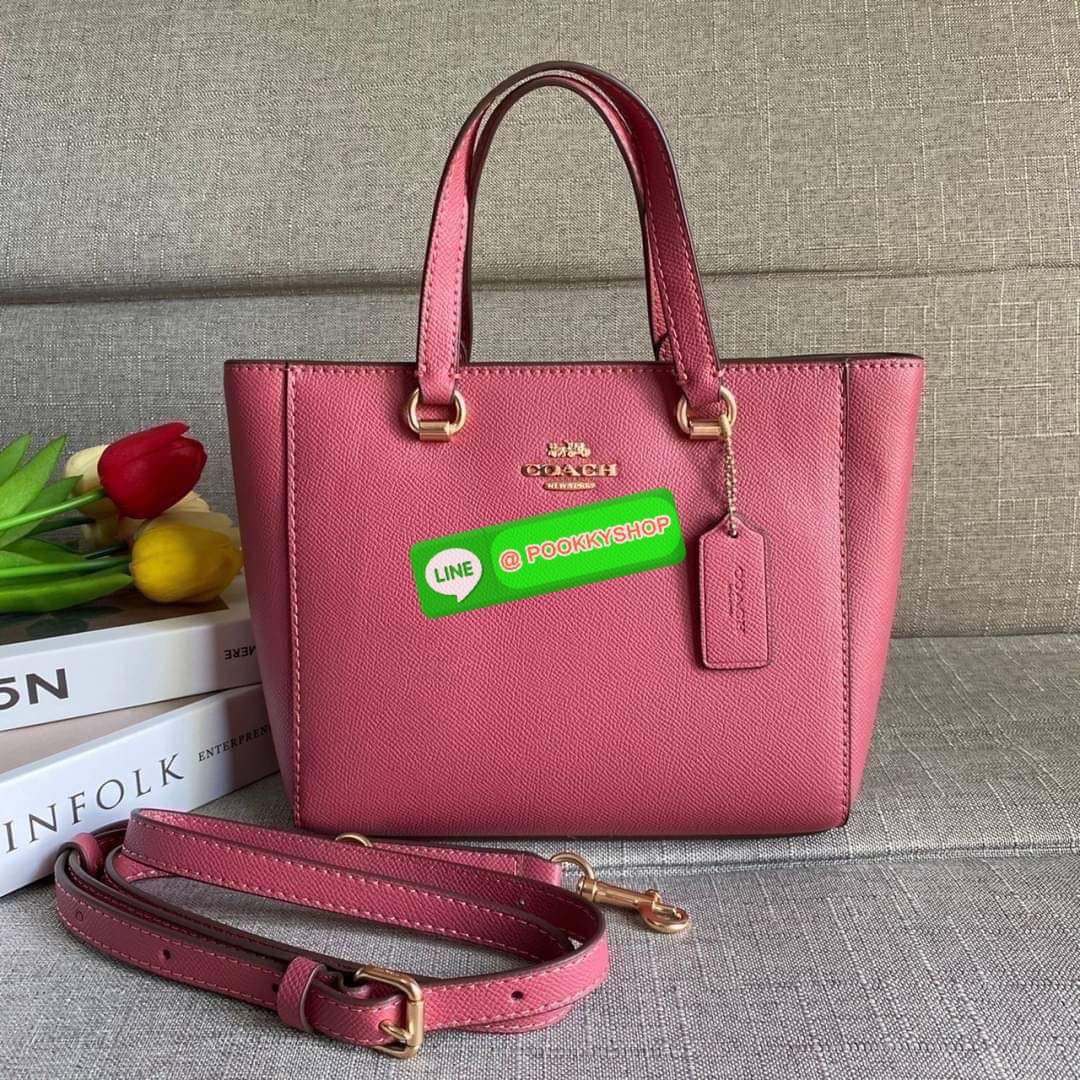 Coach Alice Satchel In Signature Canvas ( coach ca224) กระเป๋าสะพายข้าง ดีไซต์จากแบรนด์เรียบหรู สะพายได้ทุกโอกาส วัสดุหนังแท้ หูจับและสายหนังแท้ เปิดปิดด้วยซิป ภายในกระเป๋าช่องโล่ง ใส่ของได้เยอะ มีช่องเล็ก 1 ช่อง ซับในผ้า มีฐานรอง สายถอดได้ สามารถสะพายไหล