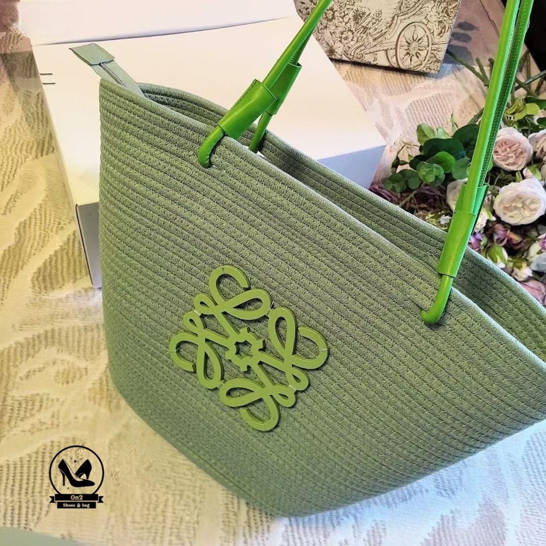 มาค่า....กระเป๋าสานสุดฮิตจาก Loewe รุ่น Anagram Basket Bag ใบนี้ เป็นกระเป๋าสานแฮนด์เมด ตัดกับหนังพิมพ์โลโก้ Anagram เอกลักษณ์ของแบรนด์ สายหนังใช้งานได้ทั้งแบบถือและสะพายไหล่ เหมาะกับลุคชิลล์ๆ ไปทะเล หรือแม้แต่ลุคแคชชวลในเมืองก็ดูดี สีสันจัดเต็มมาพร้อมสีใ