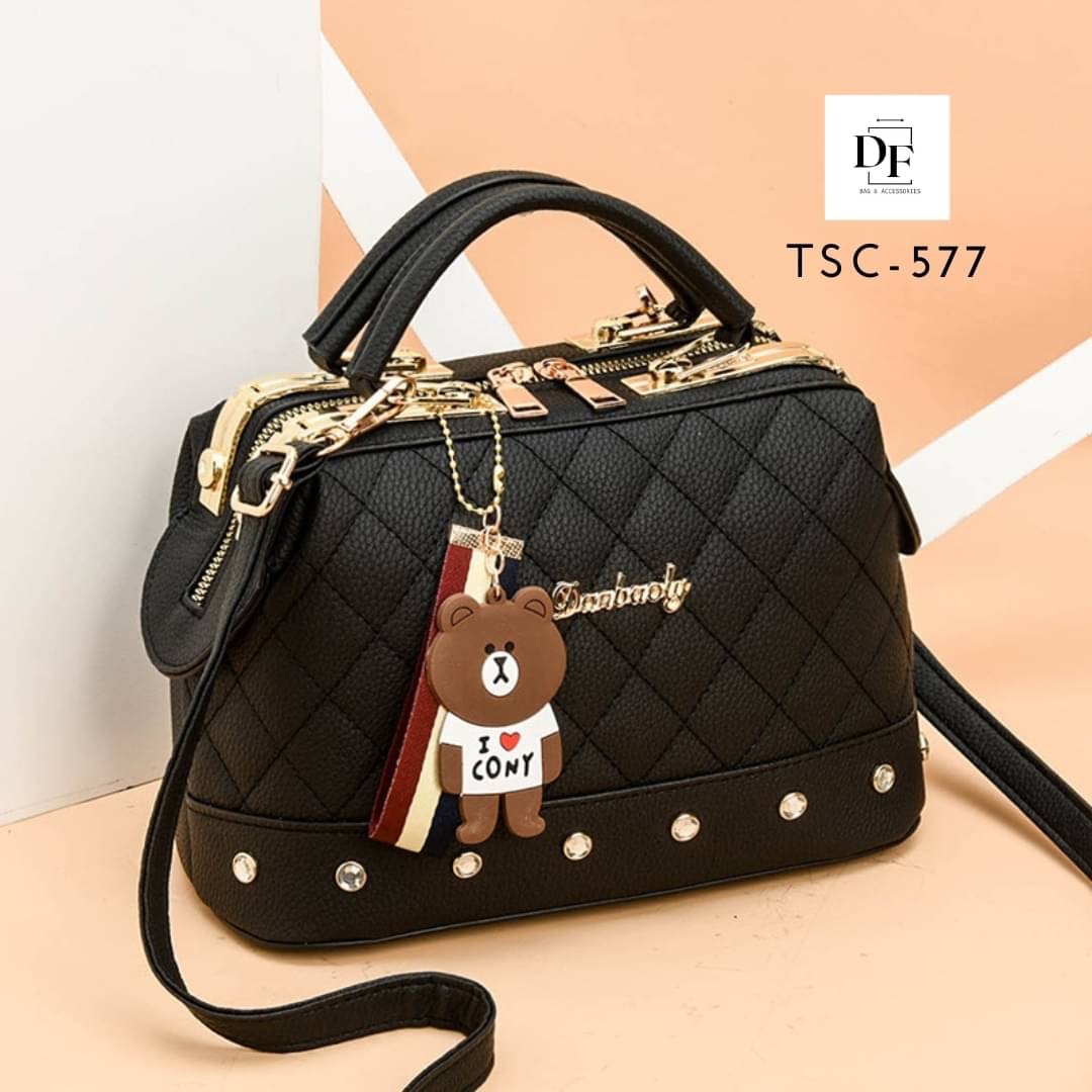 สินค้าพร้อมส่ง กระเป๋าสะพายข้าง งานวัสดุคุณภาพพรีเมี่ยม ประดับหมุด มาพร้อมพวงกุญแจน้องหมีสุดน่ารัก