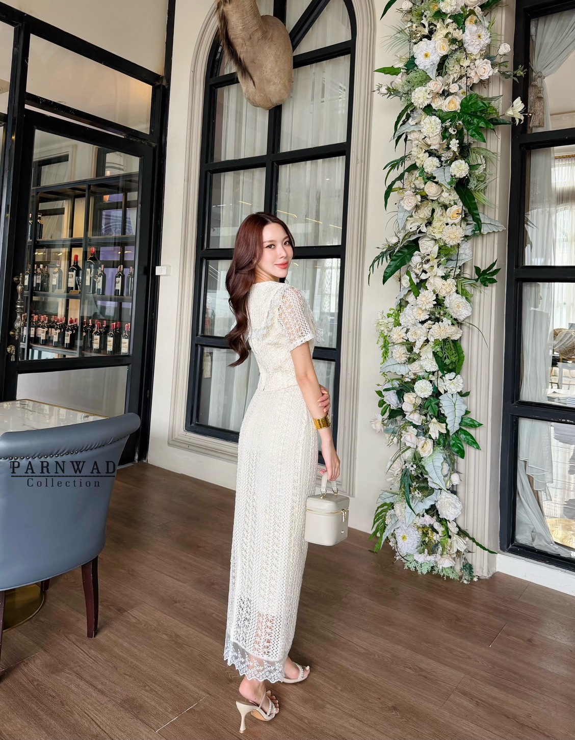 ชุดเซทแฟชั่น Set เสื้อคอปกแต่งคอด้วยดอกไม้ถักน่ารักๆ ผูกโบว์ลูกตุ้มดอกไม้ มาพร้อมกับกระโปรงยาวเอวสูง