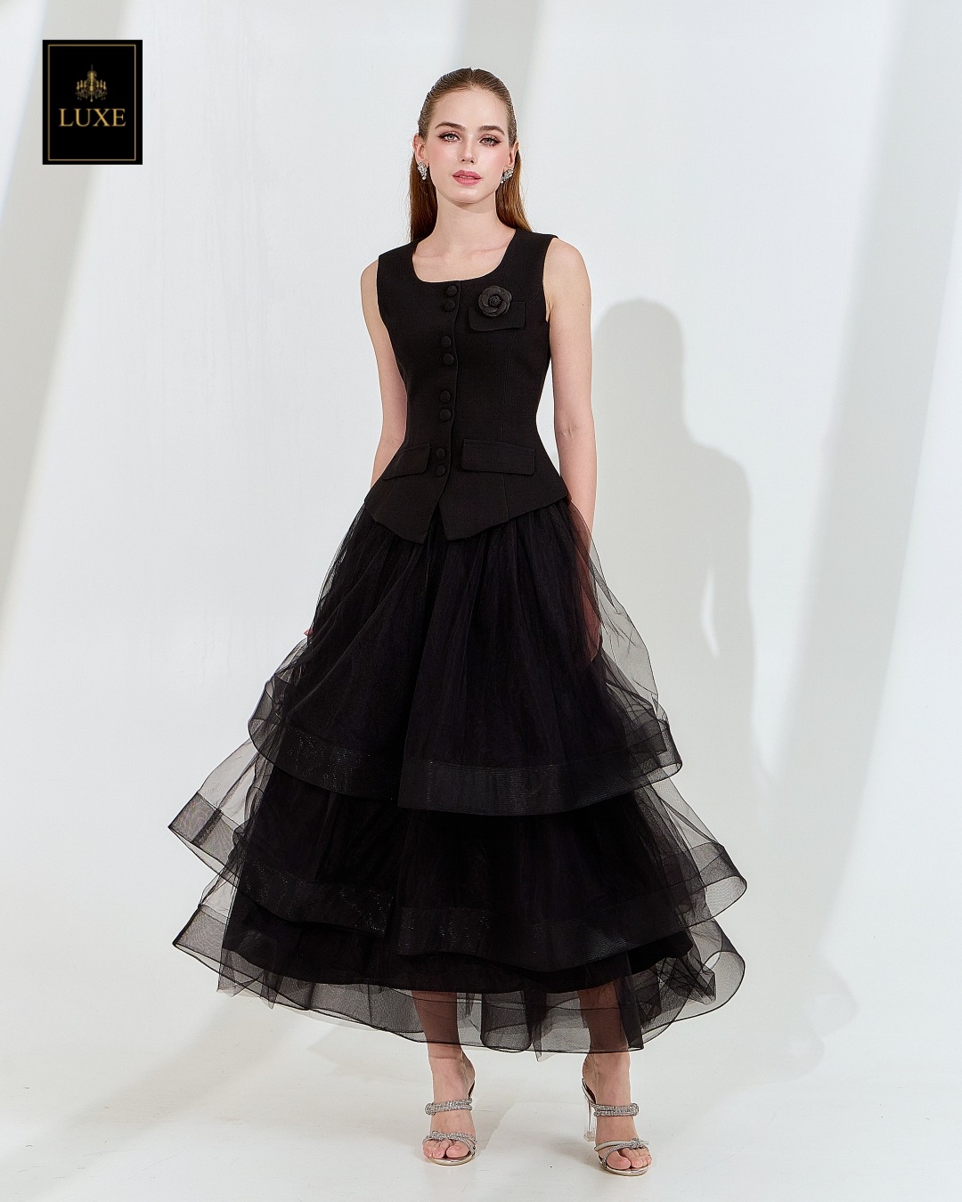 เสื้อแฟชั่น เสื้อกั๊กแขนกุด ติดกระดุมผ่าหน้า แต่งกระเป๋าและเข็มกลัดดอกไม้