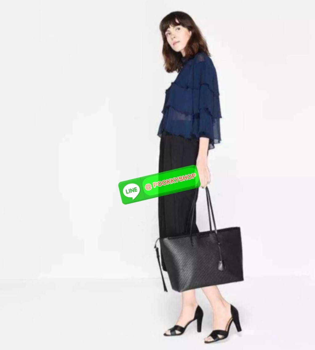 ReStock Best Seller!!! Charles & Keith Black Textured Tote Bag กระเป๋าสะพายทรง Shopping ใบใหญ่จุใจโดดเด่นด้วย Textured สานรอบใบสวยอยู่ทรง น้ำหนักเบา ด้านหน้ามีโลโก้พร้อมTAG พวงกุญแจห้อยที่หูหิ้ว เปิดปิดด้วยซิปพู่หนังสายยาว ภายในกว้างและจุ มีช่องใส่ของและช
