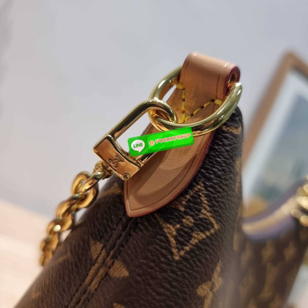 LV boulogne bag กระเป๋าสะพาย ดีไซน์คลาสสิครุ่นสุดปัง ขนาดกำลังดี ใช้งานได้สะดวกคล่องตัว วัสดุหนังแคนวาสทนทาน ปากกระเป๋ามีซิปเปิดปิด ภายในโล่งกว้าง ใส่ได้ทั้งกระเป๋าสตางค์ใบยาว มือถือ ของจำเป็นต่างๆ มาพร้อมสายสะพาย ปรับได้ตามชอบ และสายโซ่คล้องไหล่อีกหนึ่งเ