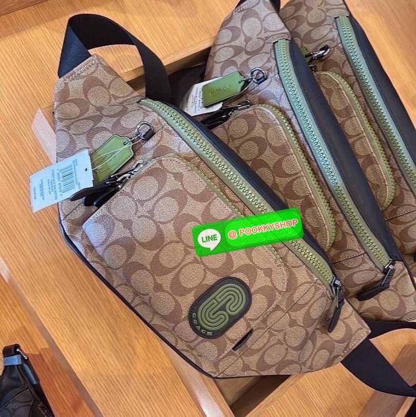 Coach C019 – Charter Belt Bag With Patch (Khaki Green Multi) ใบนี้คือจังหวะสนุกของสีธรรมชาติกับความเท่ที่ใช้งานได้จริง “คาดไว้ไม่ได้แค่ของ…แต่คาดไว้คือสไตล์ที่ไม่ซ้ำใคร” Coach C019 รุ่น Charter Belt Bag โทน Khaki/Green พร้อมโลโก้ Coach Leatherware Patch ข
