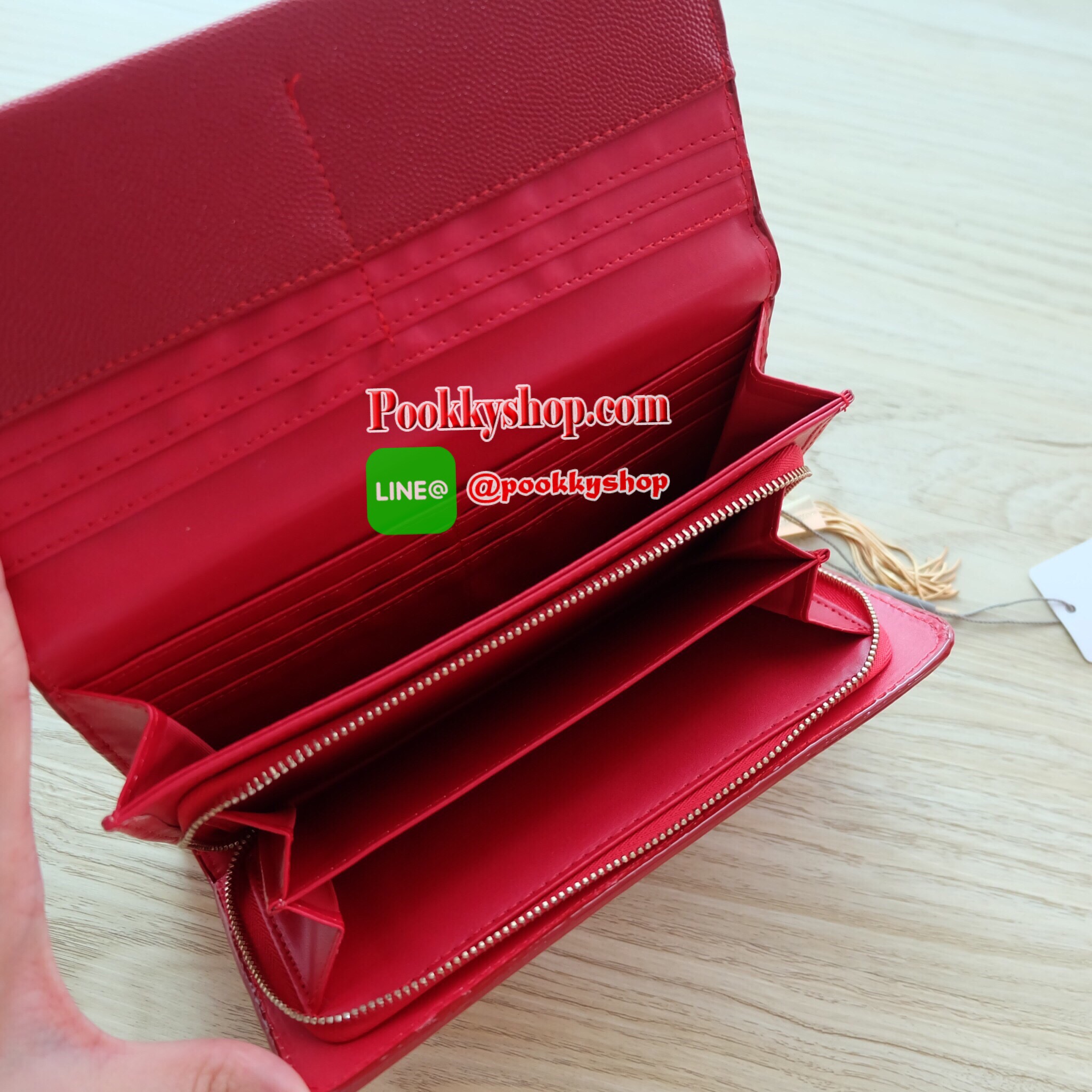 Charles & Keith Tassel Long Wallet กระเป๋าสตางค์ใบยาว วัสดุหนังลายคาร์เวียร์ ตกแต่งด้วยพู่สีทอง เปิด – ปิดกระเป๋าด้วยเเม่เหล็กแบบซ่อน ภายในมีช่องใส่บัตร ช่องซิปใส่เหรียญ และช่องใส่ธนบัตร ใส่ iPhone 7+ ได้ค่ะ ด้านหลังมีช่อง 1 ช่อง