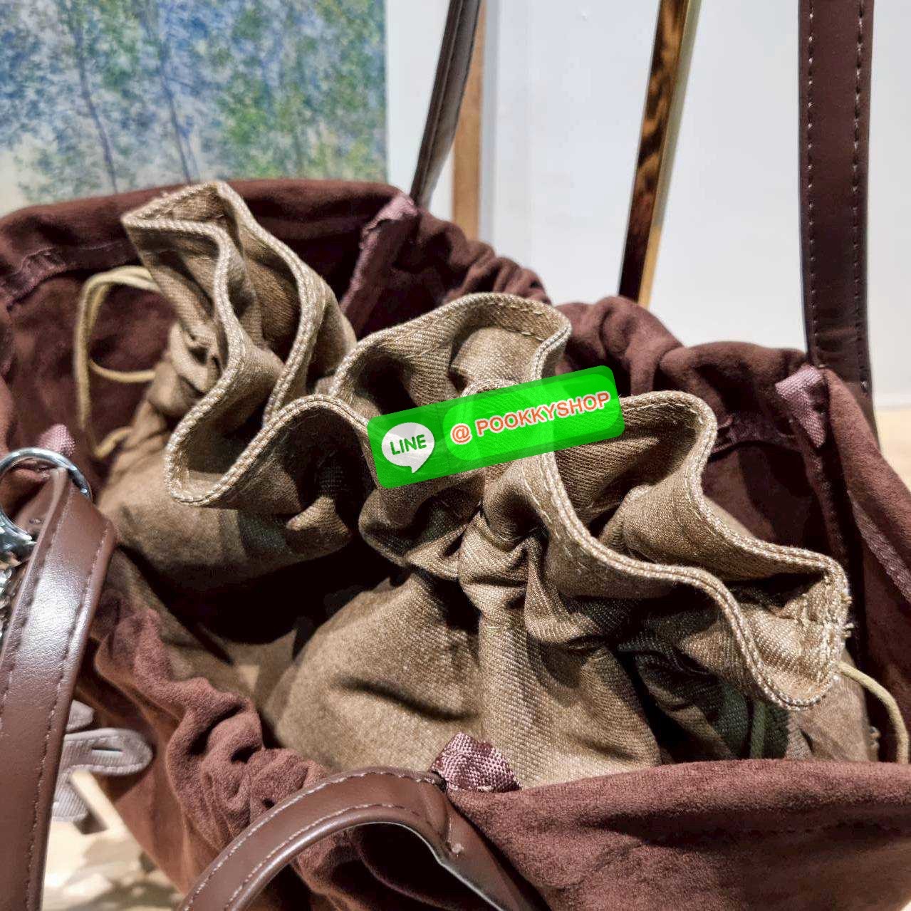 Merge a day bag (medium) 🔆 Details จะกี่รุ่นก็แรงไม่ไหว! กับกระเป๋าสะพายทรงสวย รุ่นผ้ากำมะหยี่ โทนสีน้ำตาลที่กำลังอินมากสำหรับปีนี้ รูปทรงยืดหยุ่น สามารถปรับปีกกระเป๋าเก็บทรงได้ สายสะพายคล้องไหล่ในตัว ภายในมีกระเป๋าผ้าซ้อนให้ ถอดออกได้ (มีอะไหล่เก