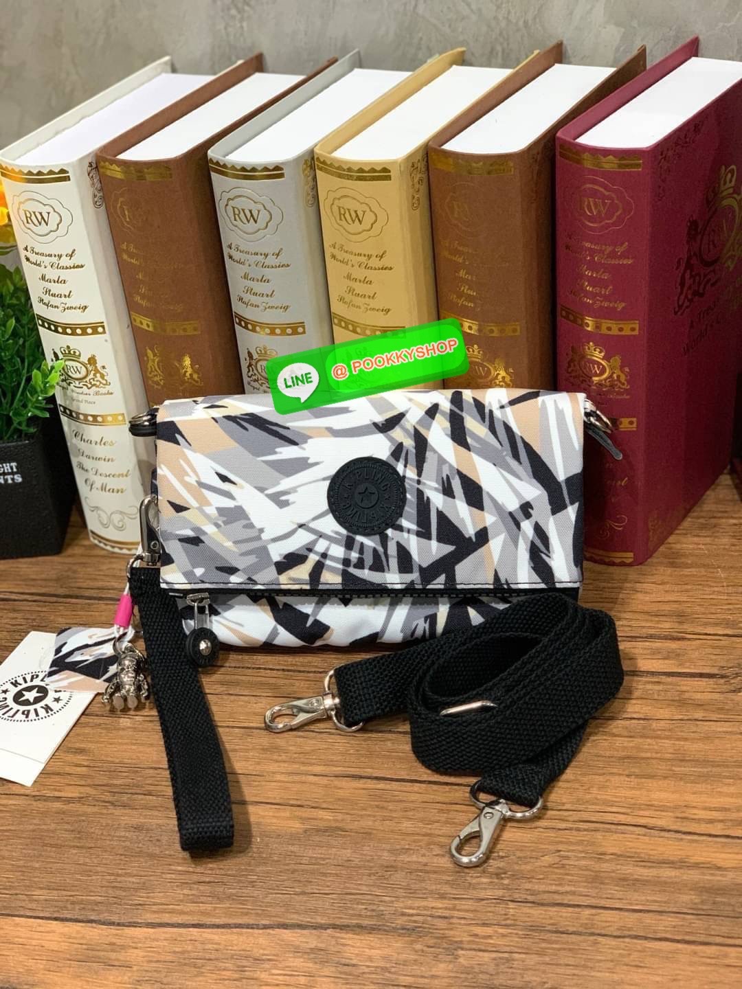 Kipling Lynne Small Crossbody Convertible Bum Bag กระเป๋าที่เป็นได้มากกว่าถือคลัชท์ ขนาดกะทัดรัด มีสะพายแยกนำมาสะพายไหล่หรือคาดอก คาดเอวก็ได้ มีสายสะพายสั้นและยาวอย่างละ1เส้น ถอดสับเปลี่ยนใช้งานได้ และยังสามารถถอดสายออก ใช้เป็นกระเป๋าคลัชได้ ใช้งานได้2ช่อ