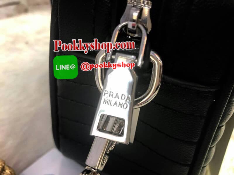 Prada Small Leather Shoulder Bag 💯 กระเป๋าสะพายขนาดกำลังดี สวยหรูอยู่ทรงด้านหน้าประดับโลโก้อะไหล่ มาพร้อมสายสะพายหนัง ภายในมีป้ายหนังโลโก้ ช่องซิปและช่องเล็ก ซับในสกรีนลายตามแบบฉบับของแบรนด์ ใส่มือถือ ipad mini ,iphone8+ กระเป๋าสตางค์ยาว ของจุกจิก