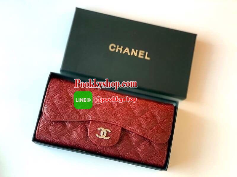 มาพร้อม ถุงผ้า กล่อง และ ถุงกระดาษ Chanel หนังคาเวียร์ สวยอยู่ทรงด้านหน้าประดับโลโก้แบรนด์สวยน่าใช้ เป็นกระเป๋าทรงยาวสามพับ ดูดีมีระดับใช้ได้ทุกโอกาส มีช่องใส่เยอะใธนบัตร2ช่องใส่บัตร12ช่อง และช่องซิปในอีก 1 ช่อง ปิดด้วยกระดุมแม่เหล็ก