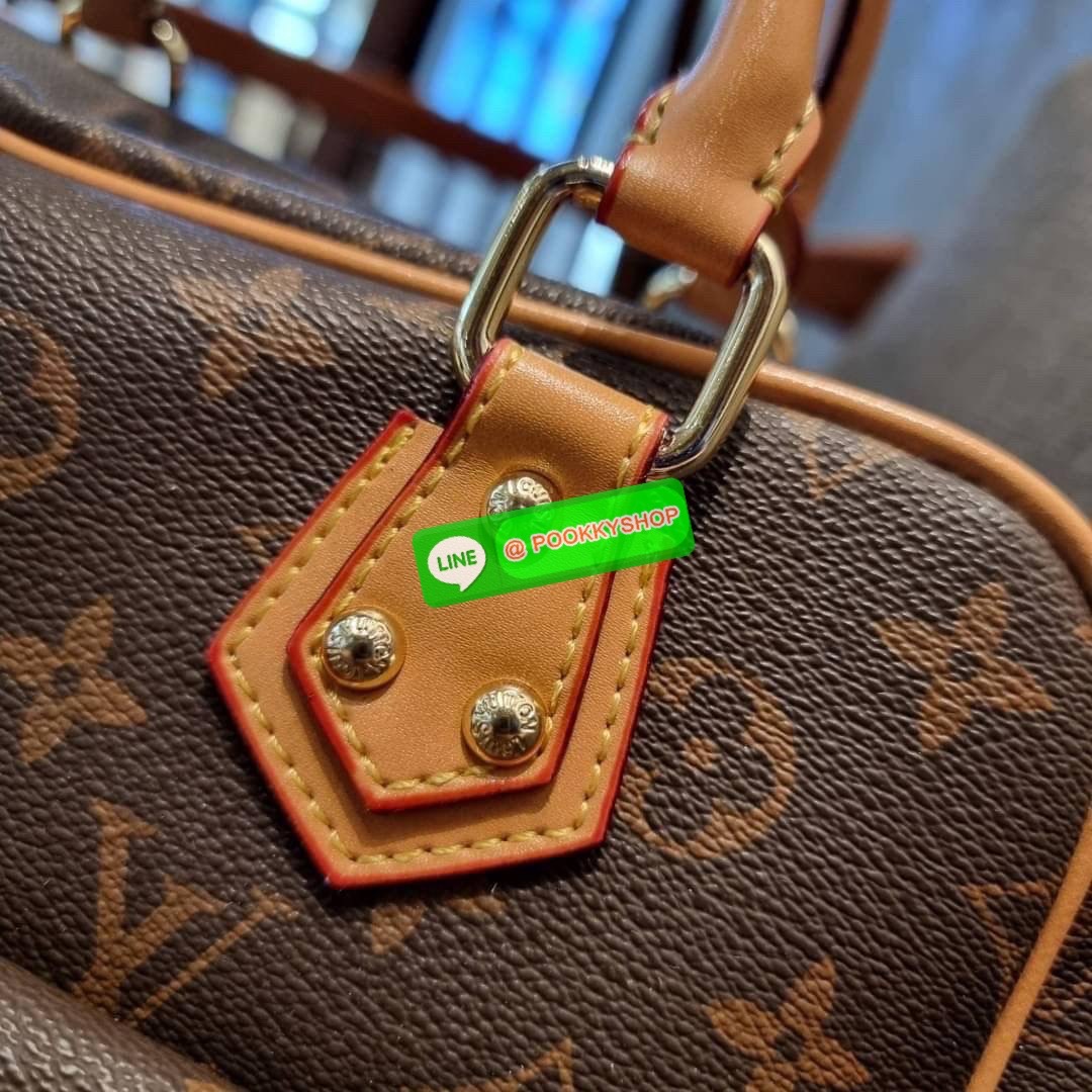 LV MANHATTAN HANDBAG กระเป๋าถือทรงผู้ดี คลาสสิค สวยหรู ไซส์กำลังสวย ราคาแสนดีจากวีไอพีพรีเมี่ยมกิ๊ฟ ดีไซน์ตกแต่งกระเป๋าเล็กด้านหน้า ใส่ของจุกจิกได้ วัสดุหนังแคนวาส ภายในโล่งกว้างมาก มีช่องซิปและช่องย่อย มาพร้อมสายสะพายครอสบอดี้ ถอดออกได้ คล้องแขนเก๋ๆ สะพา