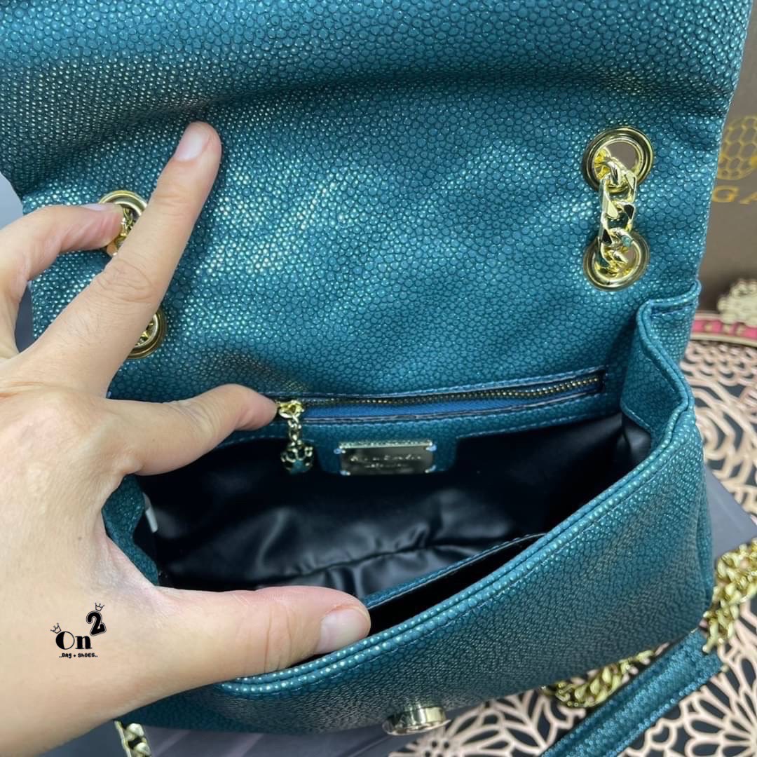 BVLGARI SERPENTI CABOCHON CROSS BODY BAG กระเป๋าสะพายข้าง bvlgari ทรงนี้เป็นทรงคลาสสิคของแบรนด์เลยค่า คือใบนี้แกะแบบมาเป๊ะมากๆ สายสะพายสามารถดึงสั้นยาวได้สวยถูกใจแม่มากห้ามพลาดเลยจ้า