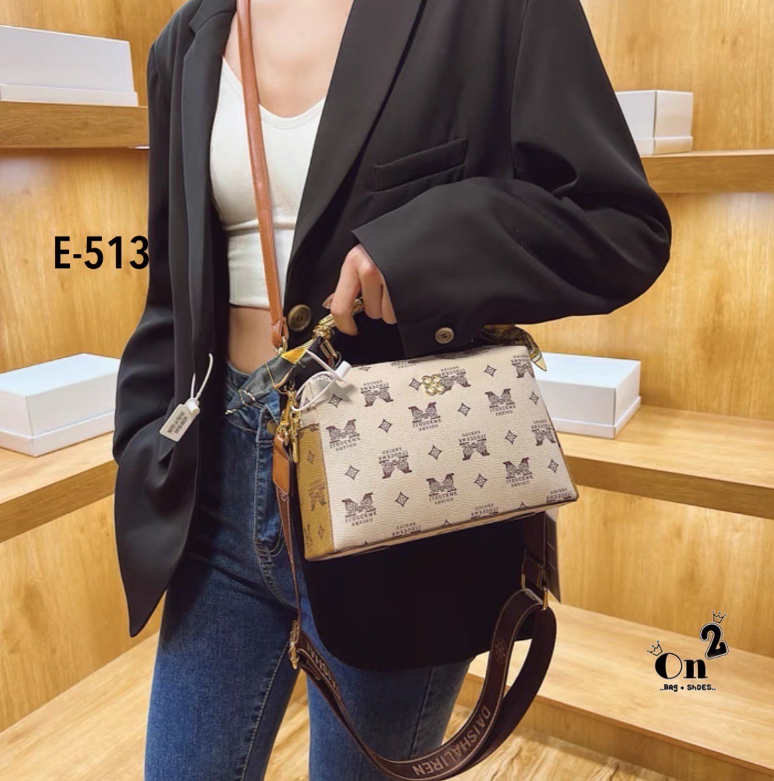 NEW-IN💘ใบนี้คือน่าร้ากก สไตล์แบรนด์😚 งานคุณภาพค่ะ ดีไซน์เกร๋ไม่เบา หูโค้งอยู่ทรงสวยค่า👏🏼เห็นปุ๊บคือชอบปั๊บบ งานดีมากก เป็นทรงหมอน จุได้เยอะ(ใส่มือถือได้) มาพร้อมสายยาว