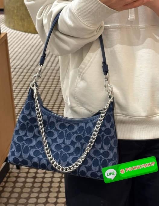 COACH Juliet Small Shoulder Bag 25 in Signature Denim ไอเท็มฮิต! กระเป๋าสะพายทรงฮิต รุ่นใหม่ ดีไซน์สวยคลาสสิก ลาย Signature Denim Blue คาดสายโซ่เงินสุดเก๋ ใส่ของจุกจิกได้พอดี เหมาะทั้งวันสบาย ๆ และออกงาน! วัสดุ: ผ้าแคนวาสลาย Signature Denim / หนังแท้ / อะ