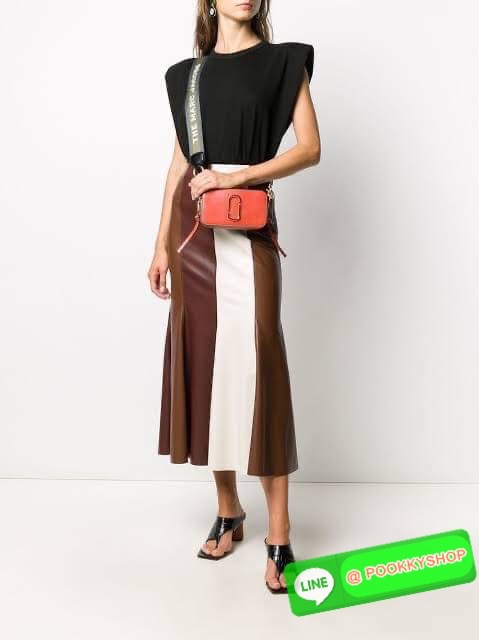 Marc Jacobs Snapshot Bag กระเป๋าแบรนด์ดังจากสัญชาติอเมริกัน นับได้ว่ารุ่นนี้เป็นรุ่นทรงฮิตของ marc jacobs เลยทีเดียว โดยด้านหน้ากระเป๋าจะเป็นโลโก้แบบโลหะที่เป็นสัญลักษณ์ของแบรนด์นี้ มาพร้อมสายสะพายที่จะสะพายยังไงก็ดูโดดเด่น เพราะขนาดใหญ่ที่สกรีนตัวอักษร m