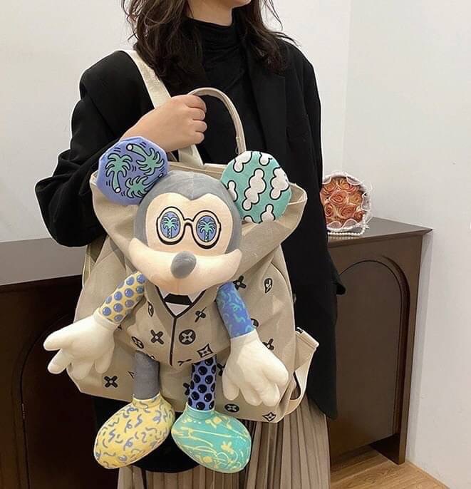 พร้อมส่ง เป้ตุ๊กตา LV รุ่นนี้จะเพิ่มสีสัน งานสวยน่ารักมากค่ะ ผ้าหนาดีมาก ช่องเก็บของใหญ่มาก ด้านใน มีหลายช่อง ด้านหลังมีช่องซิปเก็บของสำคัญ เก๋ไก๋ไม่เหมือนใคร ตรงปกไม่จกตาแน่นอนจ้า