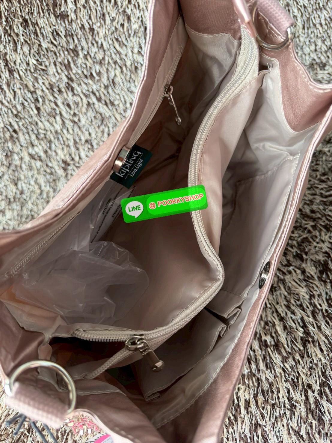 💕Kipling Aliana Shoulder Bag เป็นกระเป๋าสะพายไหล่ดีไซน์เรียบหรูที่ลงตัวทั้งสไตล์และการใช้งาน มาพร้อมช่องหลักปิดเปิดด้วยกระดุมแม่เหล็ก ช่องด้านในมีช่องแยกใช้การใช้งานหลายช่องอย่างชัดเจน รวมทั้งยังมีช่องที่ซ่อนอยู่ภายนอก มาพร้อมสายสะพายปรับฟรีไซส์ เ