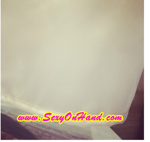 ชุดนอน คุณหนู ชุดนอนสายเดี่ยว ชุดนอน กางเกง ผ้าไหม สีขาว เนื้อผ้านุ่ม ลื่น ใส่สบาย ตัวเสื้อ แต่งชายเฉียง กางเกง แต่งชายด้วยลูกไม้ซีทรู สีขาวเข้ากับตัวชุด