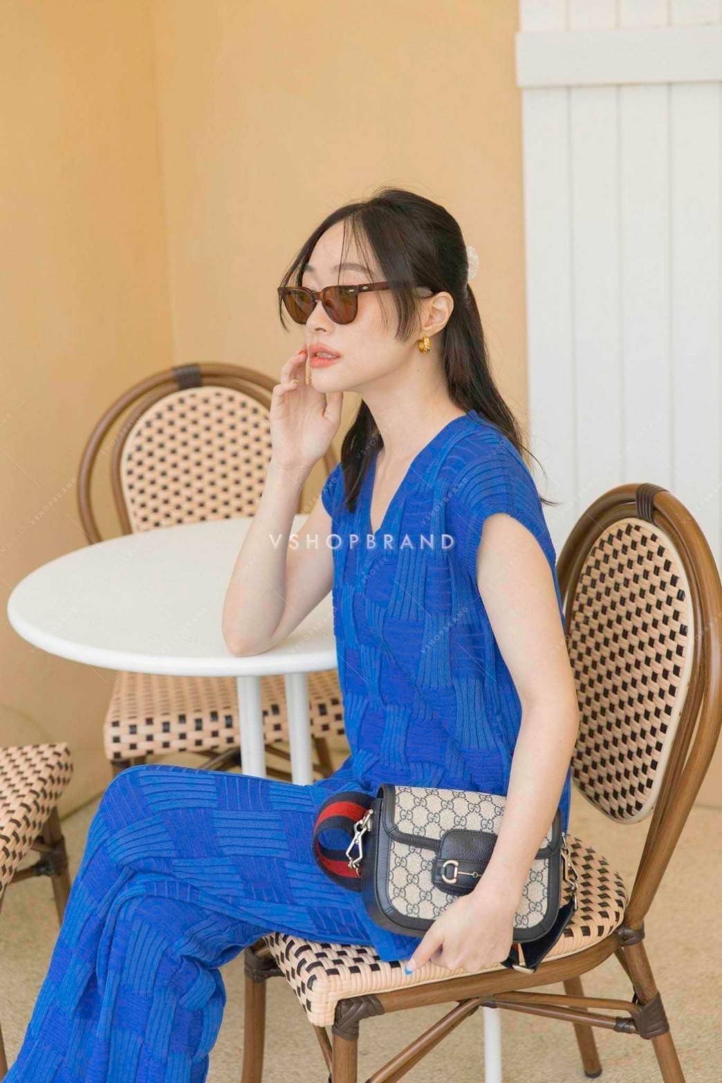 Set เสื้อแขนกุดผ้าไหมพรมถักลาย bot.ttega เข้าเซทกับกางเกงยาวทรงเข้ารูปขาบาน ช่วงเอวสม็อค รุ่นนี้ผ้านุ่มใส่สบายแนะนำเลยค่ะ