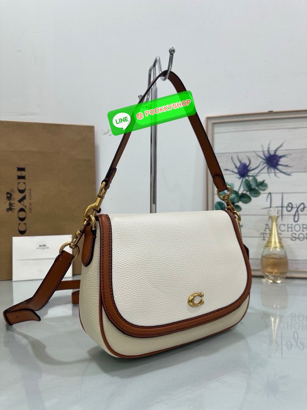 เรียบ หรู แต่ดูแพงแบบไม่ตั้งใจ Coach CU099 – Studio Shoulder Bag รุ่นฮิตสุดมินิมอล ตัว C เล็กหรูบนหนังสีคลาสิค ทรงสวยสะพายได้ทั้งถือไหล่และ crossbody ไม่ว่าจะใส่ลุคไหน… ก็เปลี่ยนเป็นลุคคุณหนูมีคลาสได้ในพริบตา