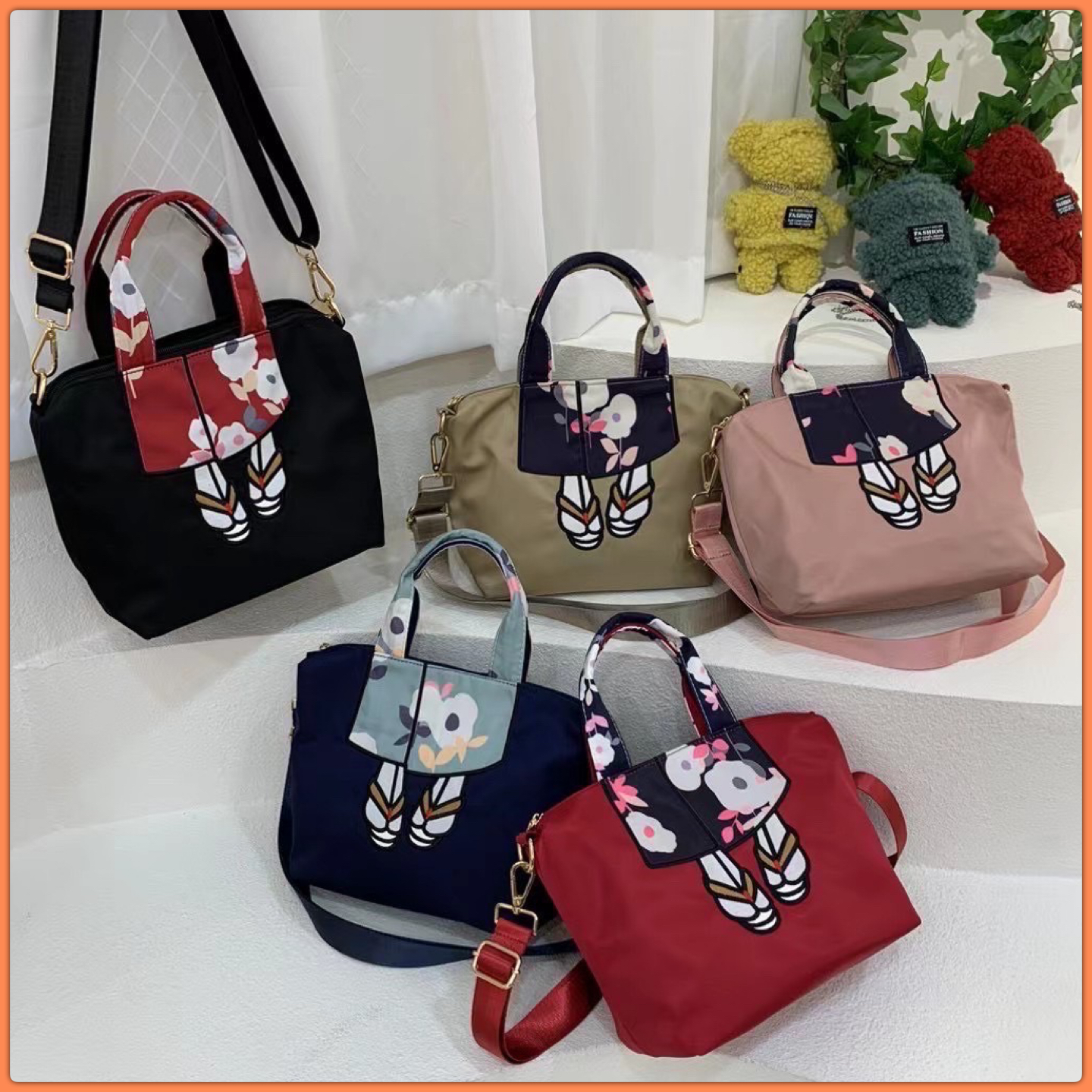 กระเป๋าทรงชอปปิ้ง shoping bag แบรนด์ mis zapatos วัสดุตัวกระเป๋าทำจากผ้ากันน้ำอย่างดี อะหลั่ยสีทอง water proof ด้านหน้าลายน่ารักมากๆ ด้านหลังมีช่องซิป มาพร้อมสายยาว ทำจากผ้ากันน้ำตัวเดียวกับกระเป๋า สามารถปรับระดับได้