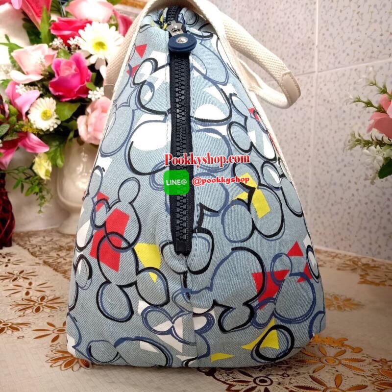 Disney's® 90 Years of Mickey Mouse Handbag 👍 รุ่น ART size L 👍กระเป๋าผ้าคิปลิงสะพายไหล่ได้ ครอสบอดี้ได้ มีสายยาวให้ 👍สามารถปรับสไตล์กระเป๋าได้2รูปแบบ เป็นtote หรือเก็บหูกระเป๋าก็ได้ 👍ช่องใหญ่ใส่ของได้จุ เปิดปิดด้วยซิป