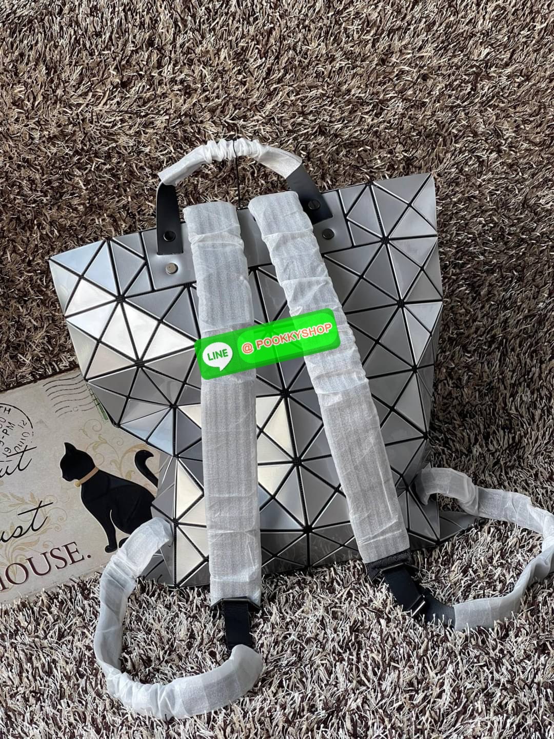 💕BAO BAO ISSEY MIYAKE FLAT PACK BACKPACK รุ่นนี้มีขนาดปานกลาง ไม่เล็กไม่ใหญ่จนเกินไป ดีไซน์เก๋ตามแบบฉบับของแบรนด์ มองเผิน ๆ อาจจะคิดว่ากระเป๋าแบนคงจุของได้ไม่เยอะ แต่บอกเลยว่าใส่ของได้เยอะกว่าที่คิด ด้วยดีไซน์รูปทรงสามเหลี่ยมที่ประกบกัน เมื่อใส่ขอ