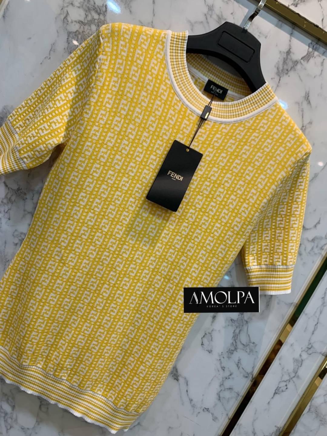 รอบ10 ......... ขายดีม๊ากกก ผ้าดีม๊ากกกก ใส่สวยย ทรงเป๊ะ ๆ # FENDI ลายใหม่ล่าสุด ชนช๊อปปป ต้องเก็บทุกสี จับผ้าแล้วคือดีสุดดๆ ผ้าแน่น ใส่แล้วให้ความรู้สึกไม่ร้อนเลยยย ใส่สวยจริงๆค่า อกคืออก เนินเด้ง สวยงามสุดๆ พร้อมส่ง!! เสื้อแขนสั้นFENDI KNITT ตัวล่าสุด 2