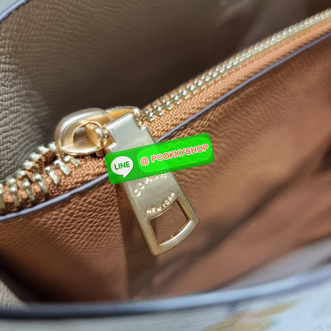 COACH C8612 MOLLIE TOTE IN SIGNATURE CANVAS WITH MYSTICAL FLORAL PRINT กระเป๋าทรงโท้ท ใบใหญ่จุใจ สวยคุ้มค่าดีไซน์ใหม่ น่าใช้ที่สุด วัสดุหนังแคนวาส หูสะพายในตัว ปรับได้อีกเล็กน้อย ภายในโล่งกว้างมาก มีช่องซิปแยกให้ ใบนี้สามารถใส่เสิ้อผ้าไปเที่ยวแบบ short va