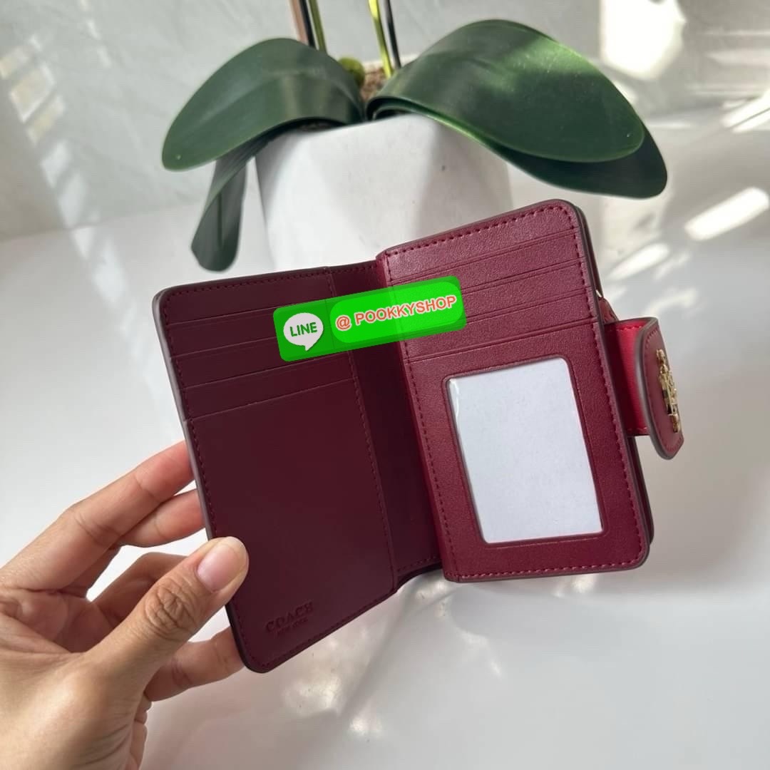 Coach Medium Corner Zip Wallet With Signature Leather 🔖กระเป๋าตังใบกลาง คอลเลคชั่นใหม่ หนังนิ่ม ลายC นูน สวยมาก 🔖วัสดุ: หนังแท้ 🔖เปิด - ปิดแบบกระดุม มีช่องใส่แบงค์ ใส่ธนบัตรได้ทุกชนิด ช่องใส่บัตร ใส่เหรียญ