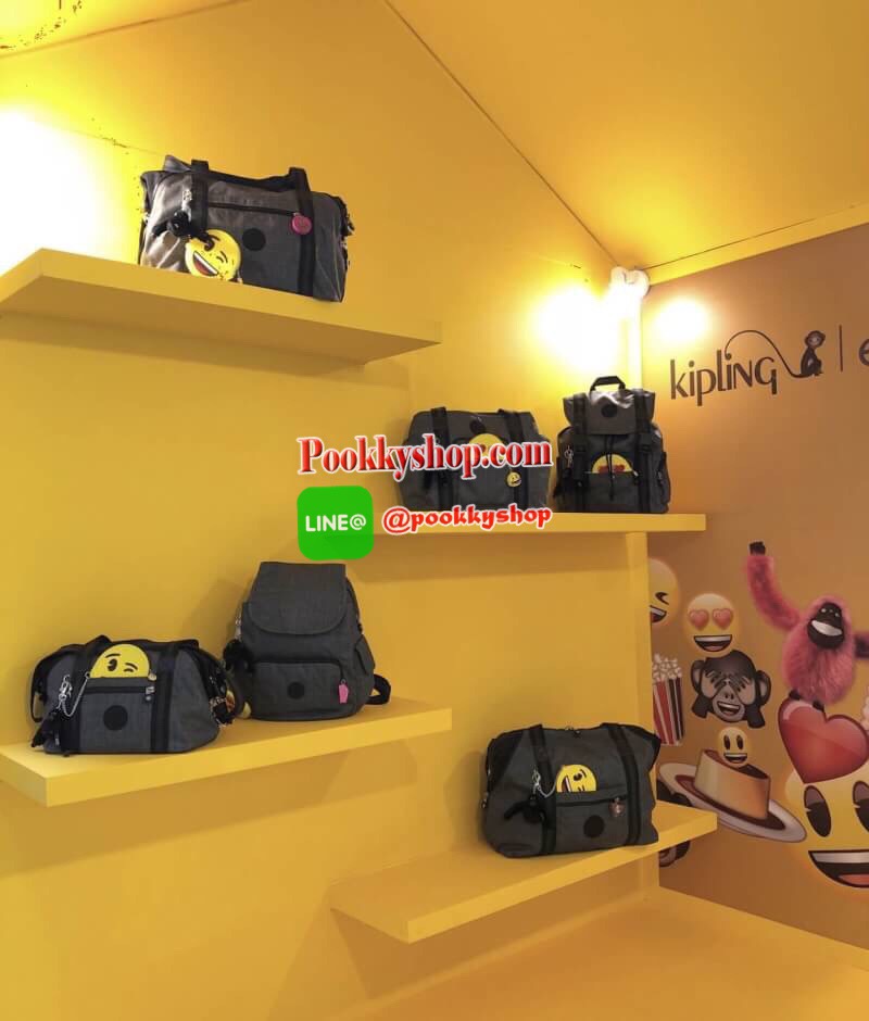 NEW ARRIVAL! KIPLING EMOJI HANDBAG รุ่นใหม่ล่าสุด Limited คอลเลคชั่น EMOJI วัสดุ Cotton+Polyester 100% สามารถรูดซิปมุมกระเป๋าเปลี่ยนทรงได้ไม่จำเจ หูหิ้วสะพายไหล่ได้ มือจับหูหิ้วเป็นหนังปั้มโลโก้ พวงกุญเเจลิงถอดเเยกใช้ได้ เปิดปิดด้วยซิป มีช่องซิปและช่องใส่