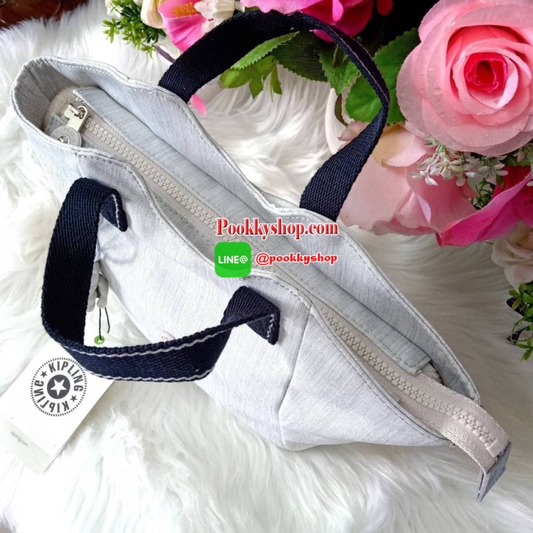 KILING NORI Handbag & Shoulder bag กระเป๋าถือหรือสะพายขนาดกลาง ทำจากวัสดุ ผ้า Nylonเคลือบ+Polyester น้ำหนักเบา จุดเด่นที่ช่องหลักมีขนาดใหญ่ พร้อมช่องซิปแยกย่อย สามารถใส่สัมภาระได้เยอะ มาพร้อมสายสะพายยาว สามารถปรับระดับได้ตามความต้องการ มีพวงกุญแจลิงห้อยตา