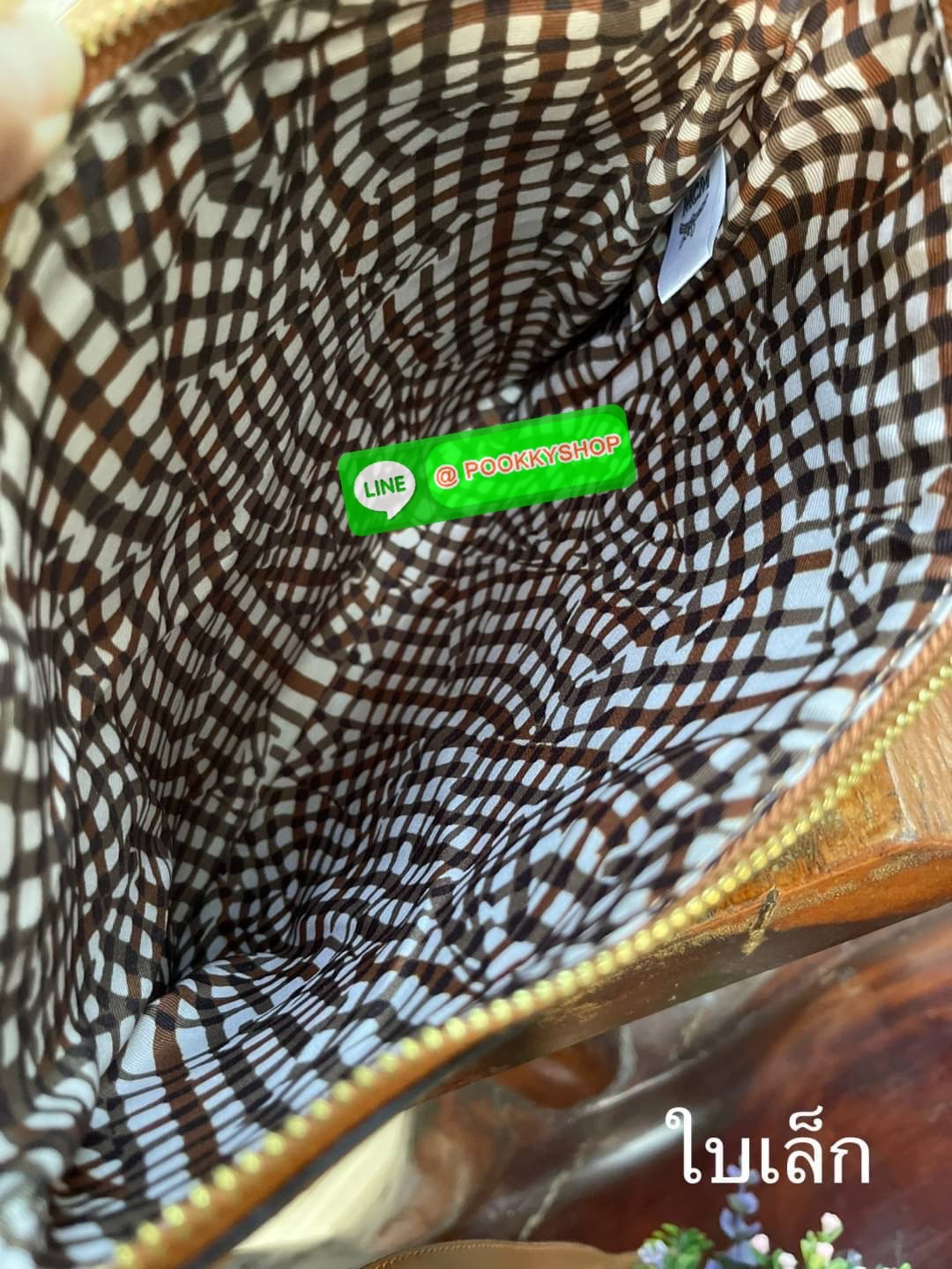 💕Mcm Liz Reversible Shopper in Visetos ขึ้นชื่อว่าเป็นกระเป๋าช็อปเปอร์ แน่นอนว่า จะต้องเหมาะสำหรับสาว ๆ ที่ชอบพกสัมภาระเยอะ ซึ่งรุ่นนี้ไม่ใช่แค่เพียงให้พื้นที่จุของกว้างขวางเท่านั้น แต่ยังออกแบบดีไซน์และรูปทรงให้มีความยืดหยุ่น มีหูรูดด้านข้างที่สา