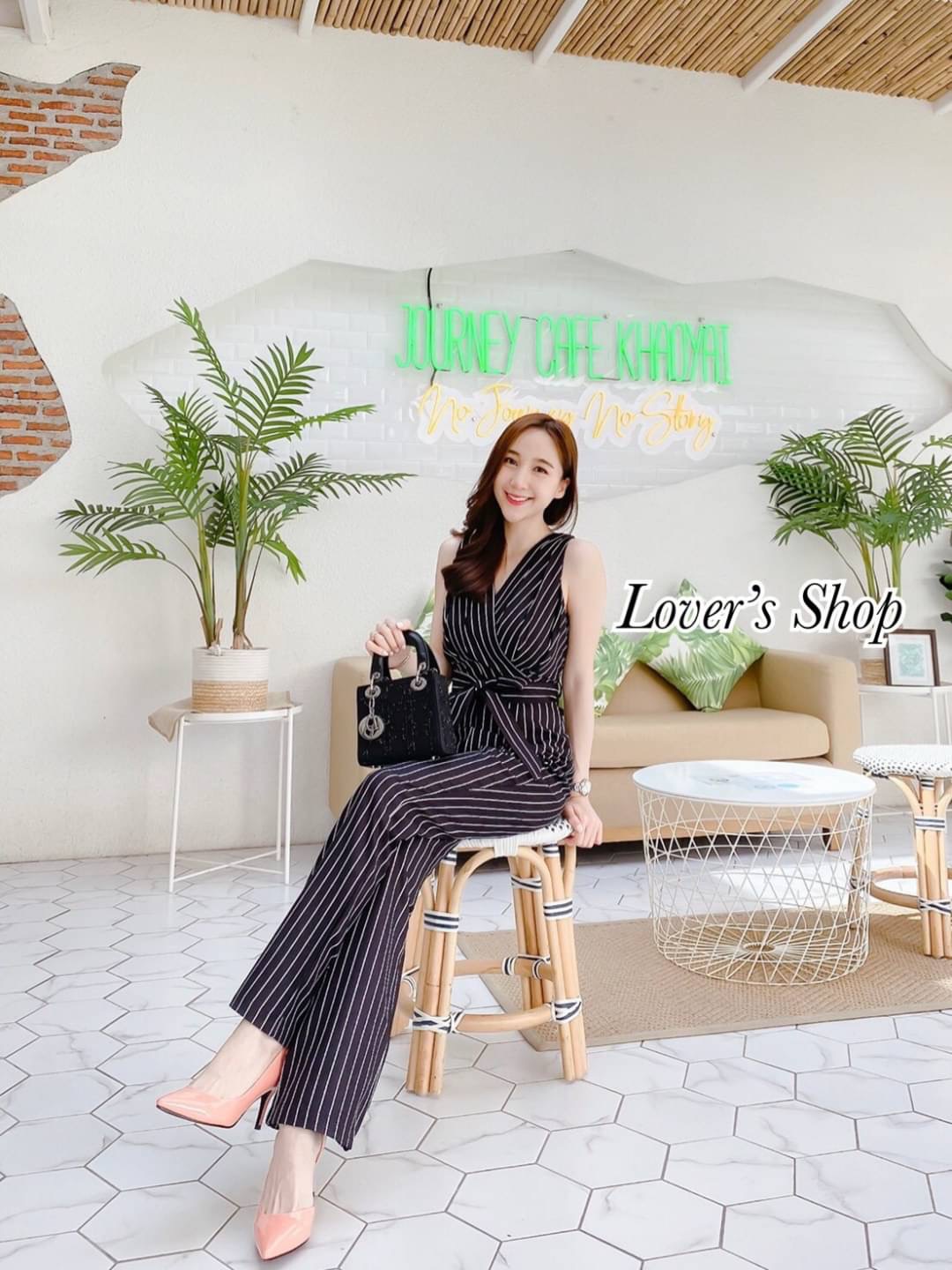 จั้มสูทกางเกง แนวเรียบหรูดูผู้ดี ทรงคอวี ทำจีบทวิตช่วงอก มาพร้อมเชือกกผูกช่วงเอว ทรงนี้ใส่แล้วแลดูขายาวหุ่นดีค่ะ เนื้อผ้าหนาเป็นทรงสวย