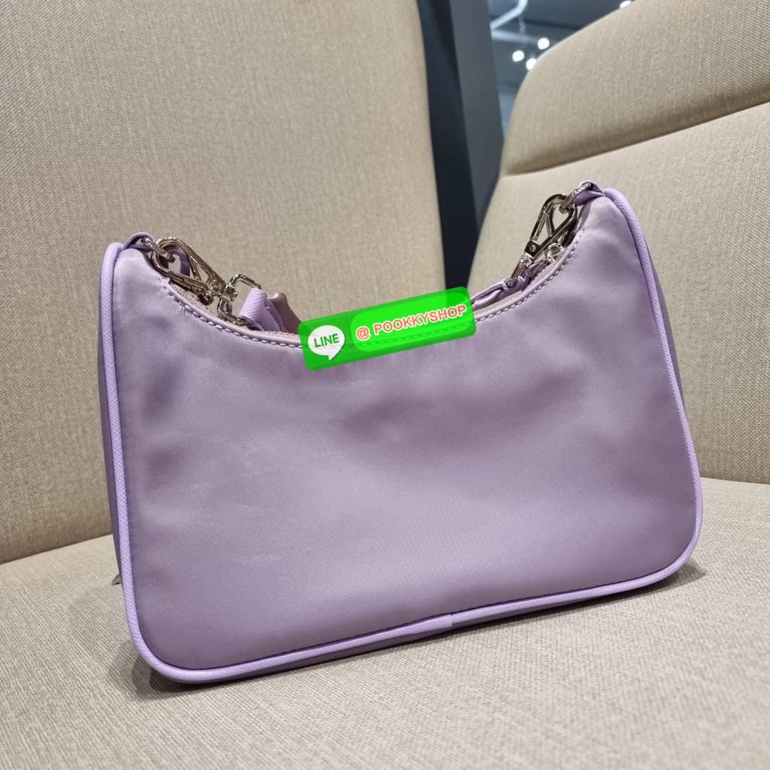 PRADA RE-EDITION 2005 RE-NYLON SHOULDER BAG ไอเท็มสุดปัง ที่ฮิตตลอดกาลไม่ว่าจะปีไหนๆ จัดให้ครบทั้งสีขายดีและสีใหม่ล่าสุด ที่สายคุณหนูห้ามพลาด!! กับกระเป๋าสะพายทรงคลาสสิค เหมาะเป็น everyday bag มากๆ วัสดุผ้าไนล่อนคุณภาพ พร้อมใบลูก ไว้ใส่เหรียญ ใส่กุญแจได้ส