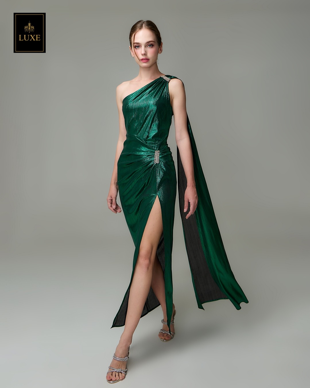 เดรสแฟชั่น แม็กซี่เดรสเสื้อไหล่เดียวทรงเข้ารูป มีผ้าเครปด้านหลัง กระโปรงทรงสอบผ่าหน้าขา