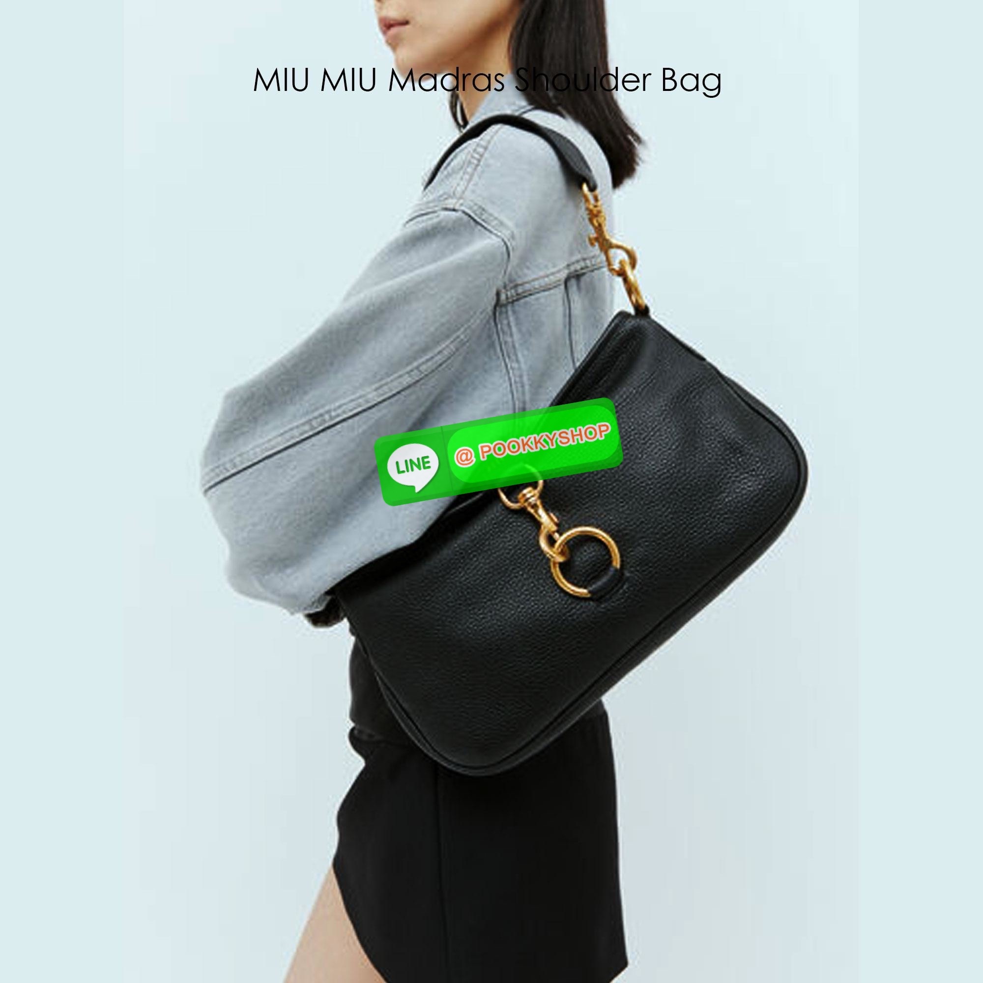 MIU MIU Madras Shoulder Bag กระเป๋าสะพายไหล่ทรงเก๋เรียบหรูดูแพงดูลัคชู ดีไซน์ใช้งานง่าย โดดเด่นด้วยห่วงเกี่ยวด้านหน้าสีทอง ประดับโลโก้สวยหรู คอลเลคชั่นตัวแม่ พร้อมสายสะพายข้าง ใช้งานได้หลากหลายสไตล์มากๆ ภายในเป็นช่องโล่งจุของได้เยอะ สะพายไปทำงาน ไปเรียน ไ