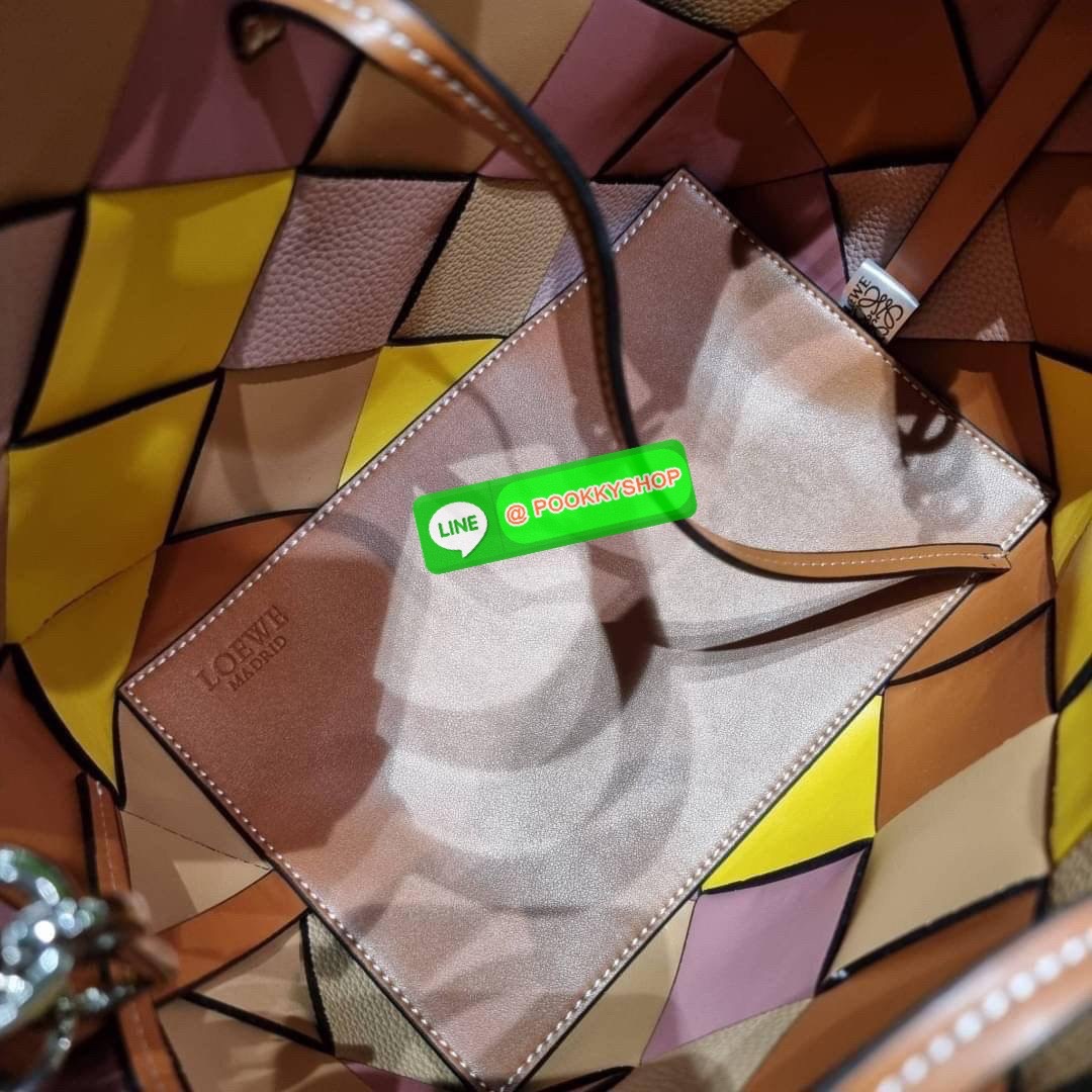 LOEWE SURPLUS LEATHER WOVEN BASKET BAG IN CLASSIC CALFSKIN ใหม่ล่าสุดและสวยที่สุด กระเป๋าสะพานที่ถักทอด้วยความปราณีต โดดเด่นด้วยสีที่จับมาคอนทราสได้ลงตัว ใบใหญ่จุได้แบบเน้นๆ วัสดุหนังวัวแท้เต็มใบ หรูเลิศ ปากกระเป๋ามีสายหนังสำหรับผูกรวบปากกระเป๋า ภายในโล่ง