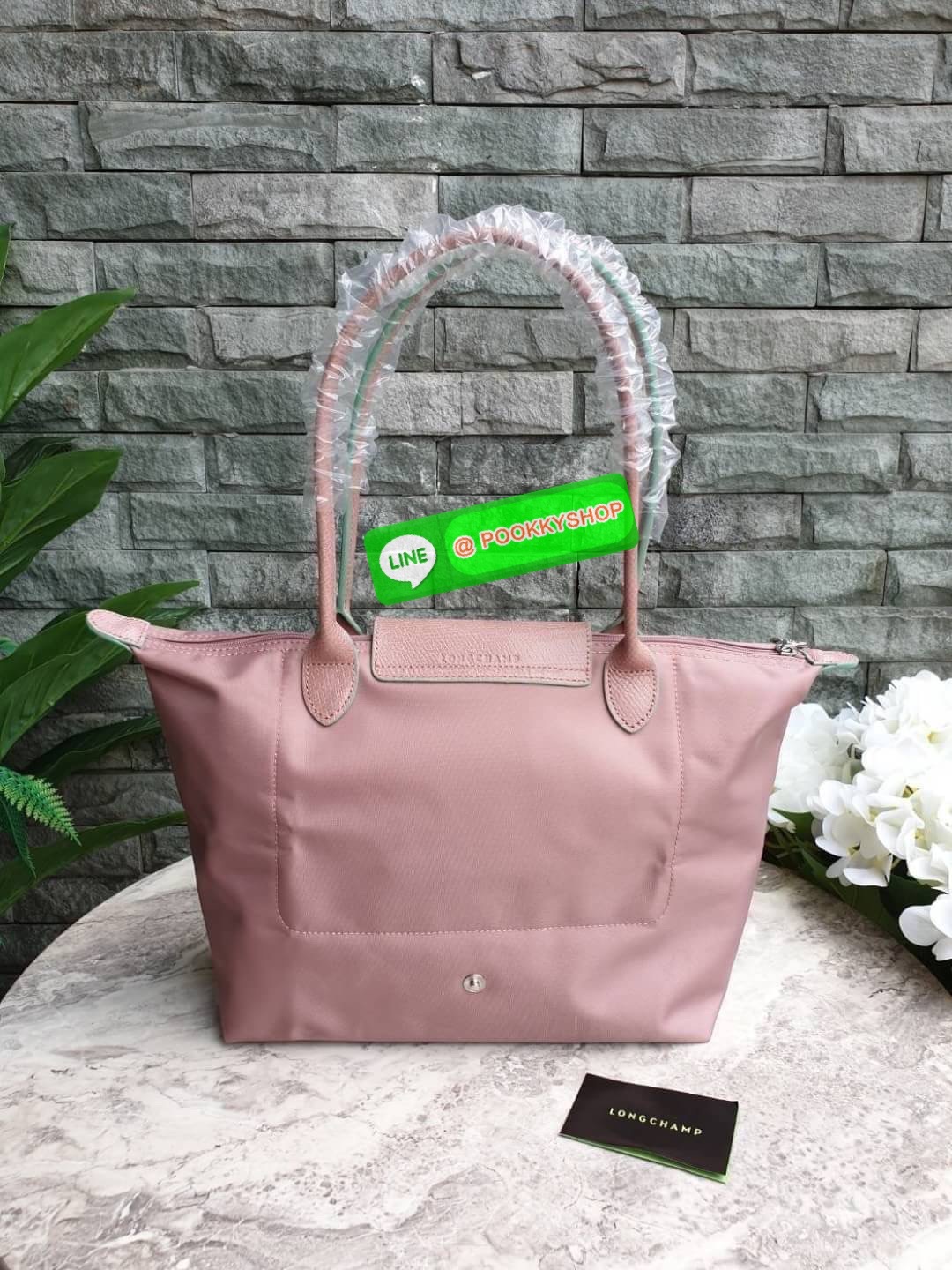 Longchamp Le Pliage Club Tote Bag Size S หูยาว วัสดุเนื้อผ้า Nylon Canvas เคลือบกันนำ้ ตัดด้วยหนังแท้ที่มีน้ำหนักเบา ดีไซน์เรียบง่ายแต่เต็มไปด้วยความคลาสสิก จนเป็นที่ชื่นชอบไปทั่วโลก Longchamp ปรับโฉม LE PLIAGE ด้วยการปักลายรูปม้า-ตราสัญลักษณ์ของแบรนด์บนผ