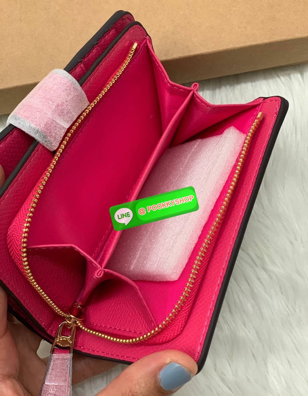 COACH MEDIUM CORNER ZIP WALLET IN SIGNATURE CANVAS ((53562)) 💋กลับมาอีกครั้งค่ะ! กระเป๋าเงินใบกลางหนัง pvc canvas สวยงามค่ะ เปิดปิดช่องหลักด้วยกระดุมภายในมีช่องเสียบบัตรได้ถึง10ช่อง ช่องใส่ธนบัตรหนึ่งช่อง; และช่องซิปสำหรับใส่เหรียญอีกสองช่อง แยกสั