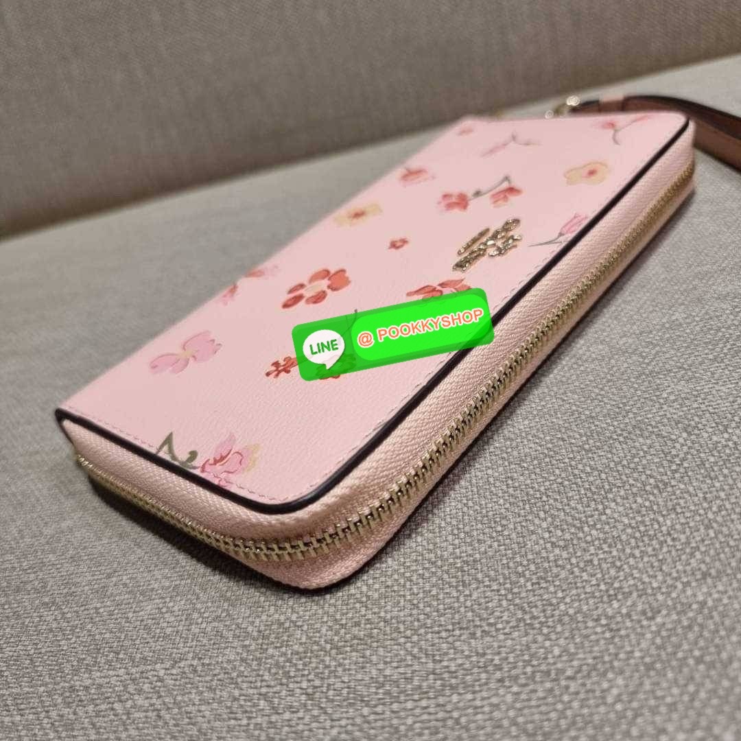 COACH C8695 LONG ZIP AROUND WALLET IN SIGNATURE CANVAS WITH MYSTICAL FLORAL PRINT พร้อมเสิร์ฟความหรู กับคอลใหม่ล่าสุด กระเป๋าสตางค์ใบยาวกึ่งคล้องมือ มาในดีไซน์ผู้ดี เรียบหรู ถือใช้แล้วขับผิวมาก ลวดลายดอกไม้คละเคล้าสวยงาม วัสดุหนังแคนวาสเคลือบลาย มาพร้อมสา