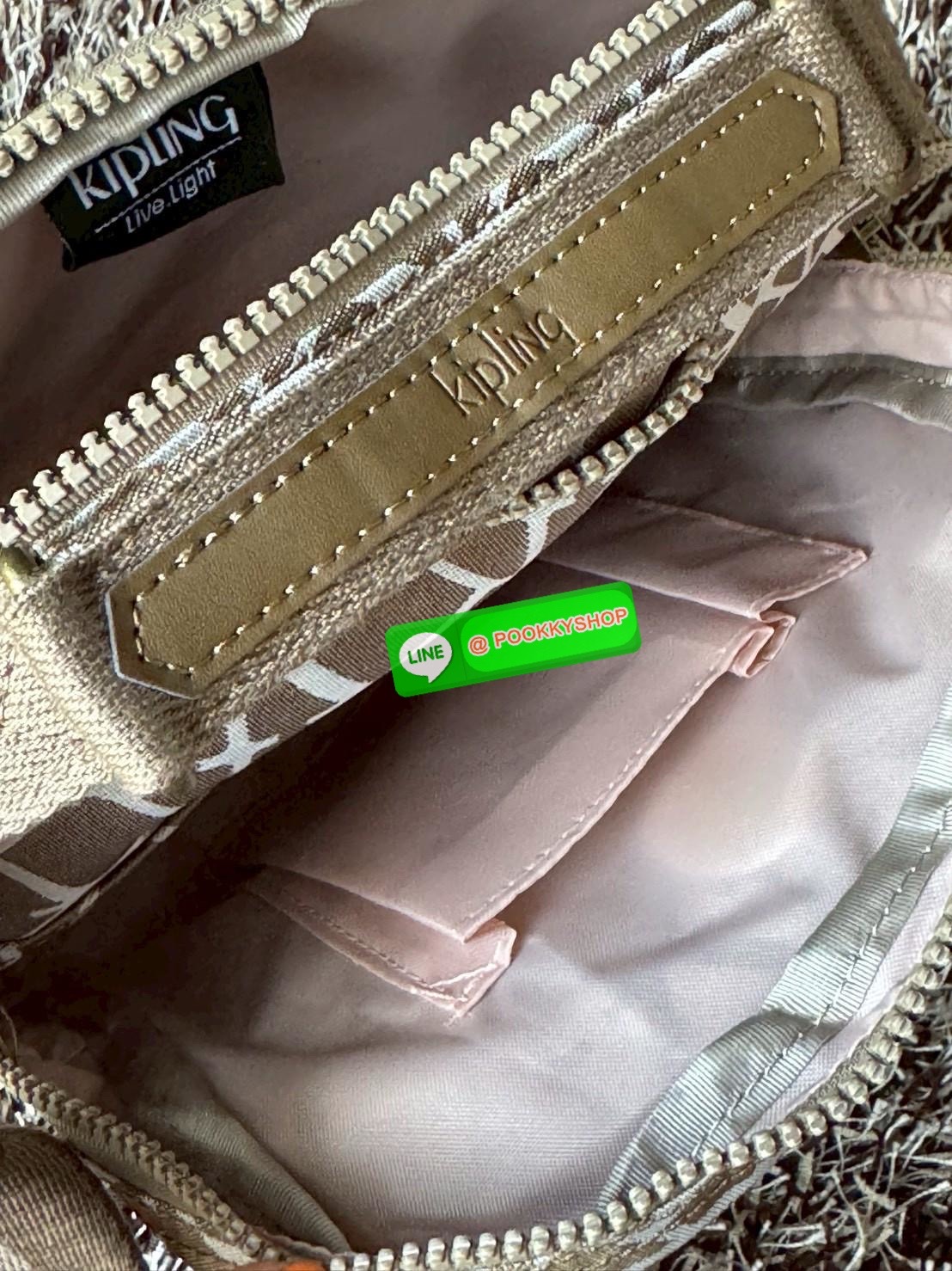 Kipling Candy 3 Ways กระเป๋าสไตล์มินิมอลล์ น้ำหนักเบาทำหลายสไตล์ ทั้งในแบบถือ สะพายพาดลำตัว หรือจะเป็นเป้ขนาดเล็กก็ได้ มีช่องซิปจัดระเบียบสิ่งของหลายช่อง ใส่สิ่งของจำเป็นได้ครบครัน