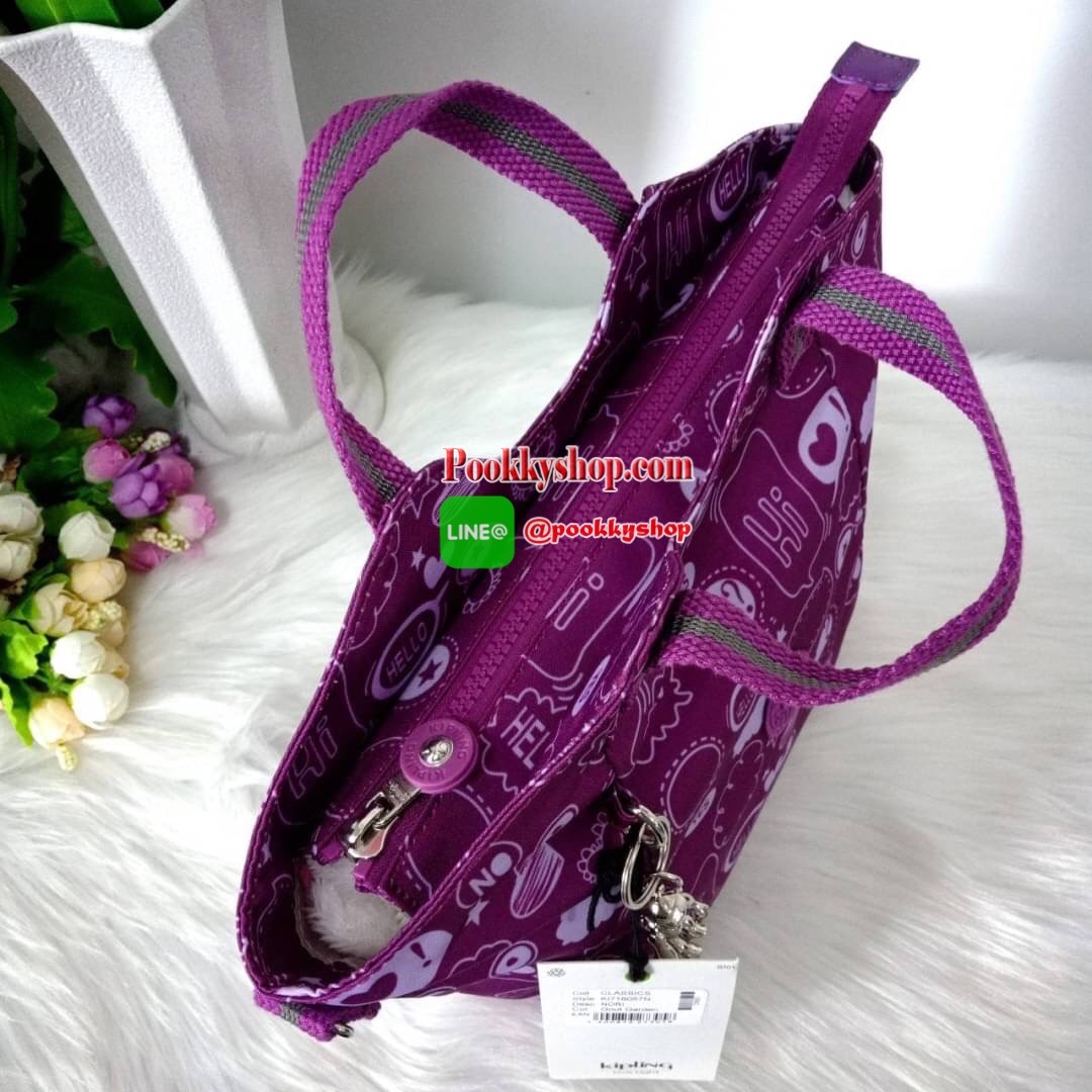 KILING NORI Handbag & Shoulder bag กระเป๋าถือหรือสะพายขนาดกลาง ทำจากวัสดุ ผ้า Nylonเคลือบ+Polyester น้ำหนักเบา จุดเด่นที่ช่องหลักมีขนาดใหญ่ พร้อมช่องซิปแยกย่อย สามารถใส่สัมภาระได้เยอะ มาพร้อมสายสะพายยาว สามารถปรับระดับได้ตามความต้องการ มีพวงกุญแจลิงห้อยตา