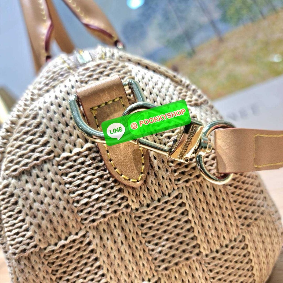 🔆 Model Lv bandouliere sunset bag 🔆 Details ใหม่ล่าสุด กับงานพรีเมี่ยมกิ๊ฟสุดหรู กระเป๋าทรงหมอนสวยเก๋ ดีไซน์เริ่ดไม่ซ้ำใคร ลวดลายเอกลักษณ์ถักทอด้วยวัสดุรักษ์โลกดูดีมากๆ มาพร้อมป้ายแท็กหนังและหูจับในตัว สะดวกใช้งาน และยังมีสายสะพายข้างพร้อม