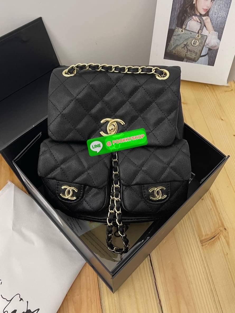 CHANEL 22A Duma Backpack in Black Lambskin Hot item! Chanel duma backpack กระเป๋าเป้ ไซส์น่ารัก ไอเท็มยอดฮิตจากเคาน์เตอร์ dutyfree รูปทรงทันสมัย วัสดุหนังแกะสัมผัสนิ่ม ดีเทลความสวยมากมาย ทั้งสายรูดเก็บปากกระเป๋า หรือจะช่องเปิดด้านหน้า ก็ดูหรูไปหมด ภายในโล