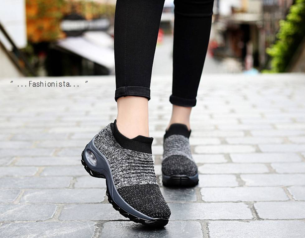 เข้าเพิ่มแล้วจ้าา สินค้าดีมีคุณภาพ!! แฟชั่นฮ็อตฮิตมาแรงงงงงง รองเท้าผ้าใบแฟชั่นสไตล์สปอร์ต เนื้อผ้าหนานุ่มมากก ยืดหยุ่นคืนรูปได้ดี ไม่ย้วยไม่แฟ่บ เสริมพื้น 4 c.m. พื้นยางยึดเกาะดีหนึบมากเดินไม่ลื่น คู่นี้ใส่เที่ยวใส่ออกกำลังกายคู่เดียวกันได้เลย ใส่สบาย วั