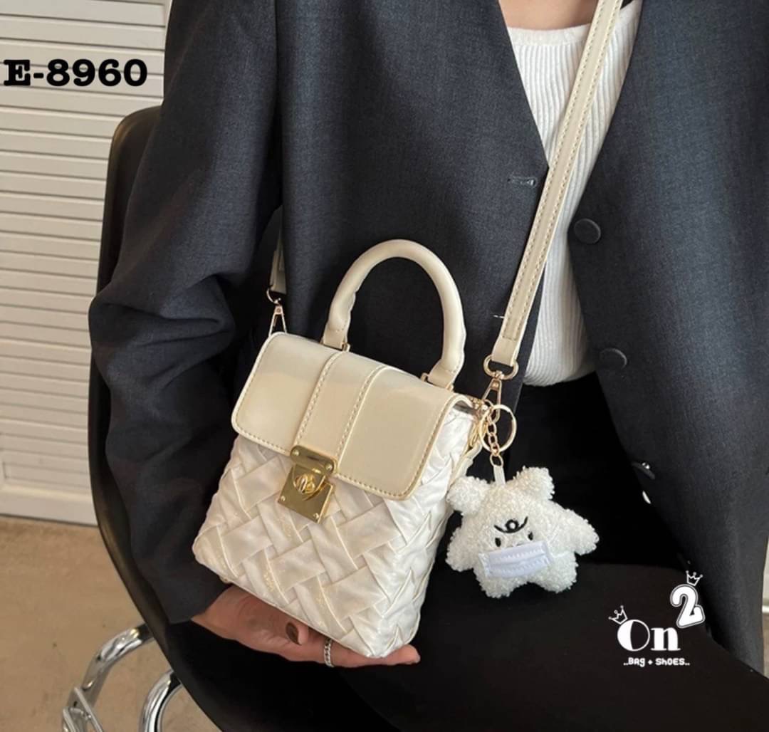 New arrivals กระเป๋าสะพายมาใหม่ ไซส์มินิดูตะมุตะมิน่ารักไปอีกจ้า ใส่โทรศัพท์ ใส่ของจุกจิก มาพร้อมพวงกุญแจ สายสะพายยาวครอสบอดี้