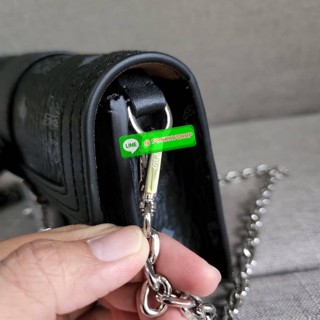 MCM Gretl Cossbody in visetos กระเป๋า Gretl กระทัดรัด ไอเทมใหม่ สุดฮิต ที่สาวๆต้องมีคะ วัสดุหนังแคนวาส ตัดหนังแท้ มาพร้อมสายสะพายโซ่อะไหล่สลับหนัง ข้างช่องโล่งสามารถใส่มือถือ iPhone Pro max ได้เหมาะสำหรับสะพายเที่ยวชิวๆในวันหยุดพักสบายๆ สีน้ำตาลคอนยัคทีแม