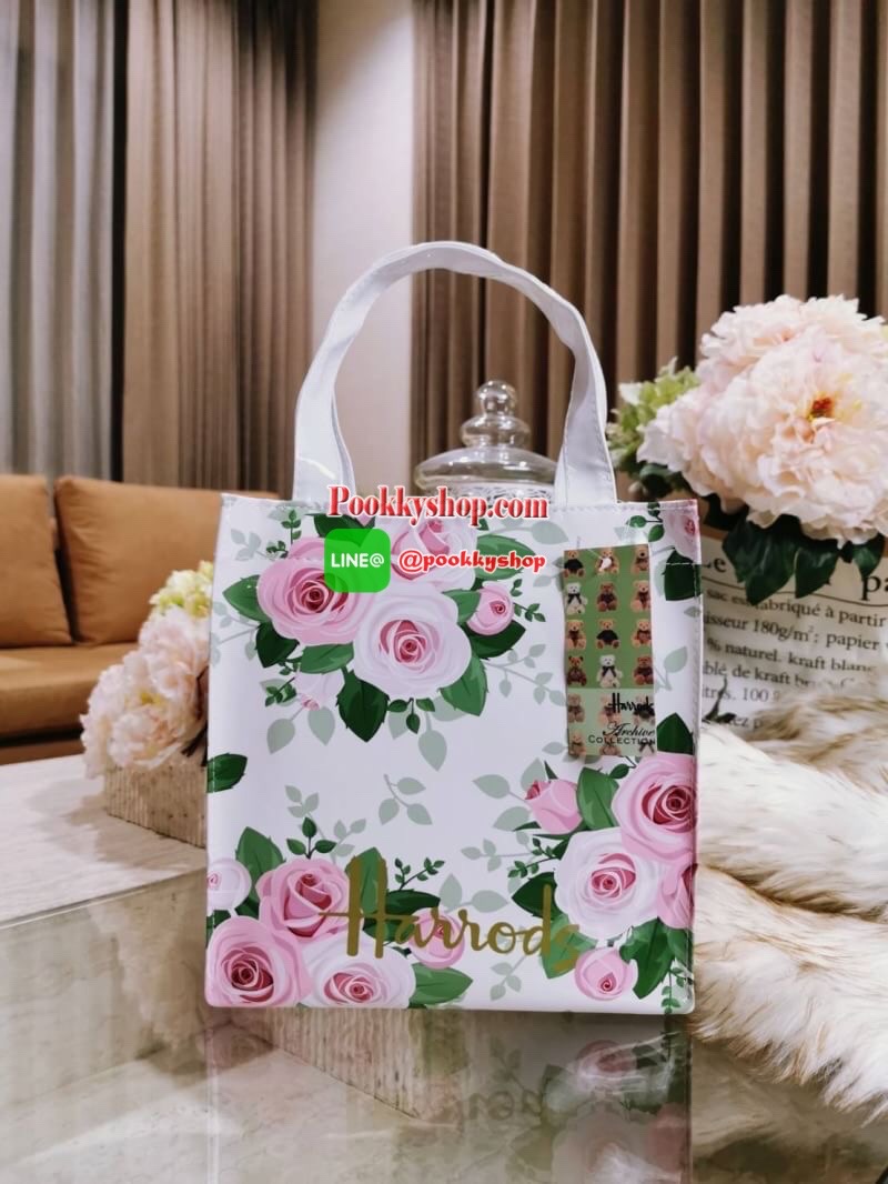 ลายนี้เข้าแล้วนะคะ! พร้อมส่งไอเท็มยอดนิยม! Harrods London Top-handle Shopping Bag กระเป๋า Shopping แบรนด์ดังจากอังกฤษรุ่นยอดนิยมวัสดุ PVC+Polyester 100% ของแท้เนื้อหนาอยู่ทรงกันน้ำ ขนาดกำลังดี น้ำหนักเบา เปิดปิดด้วยซิปสะดวกใช้หัวซิปปั้มโลโก้แบรนด์อะไหล่เง